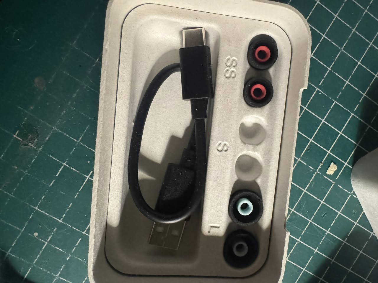 السلام عليكم للبيع سماعات سوني wf-1000xm5 احدث بودز سوني بالسوك.
السماعة نظيفة وادائهة قوي بالعزل وجودة الصوت 
لكن بيهة خدوش بسيطة مثل موضح بالصورة 
ممأثرة ابداً ع الاداء 
السعر 215 الف 
وبيهة مجال 
للتواصل : مراسلة الخاص او  عن طريق الرقم ***********
