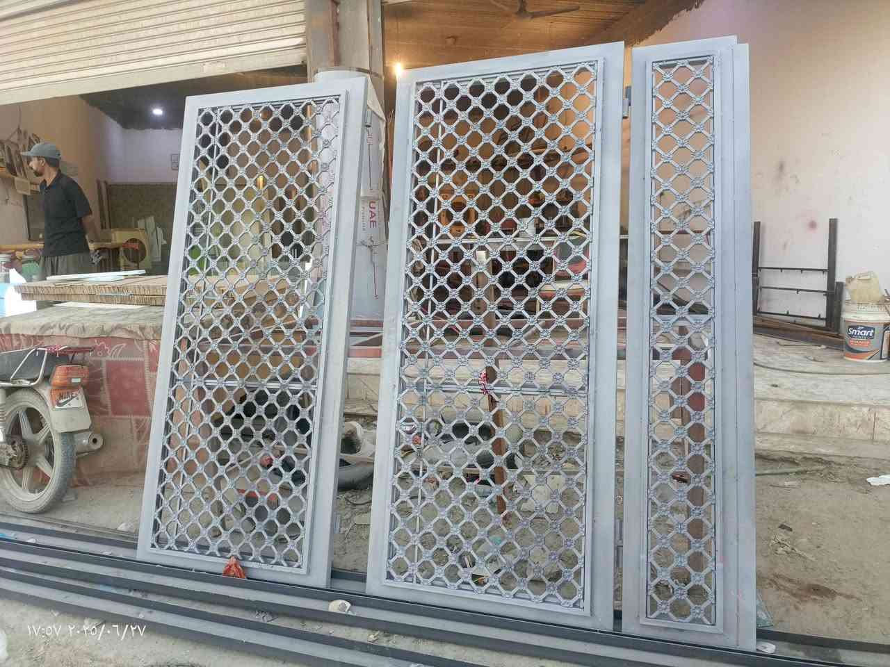 حدادة السبطين
لعمل كافة انواع الابواب والشبابيك والمحجرات والسقائف
بأدارة
حيدر ابو آية الحداد
***********
