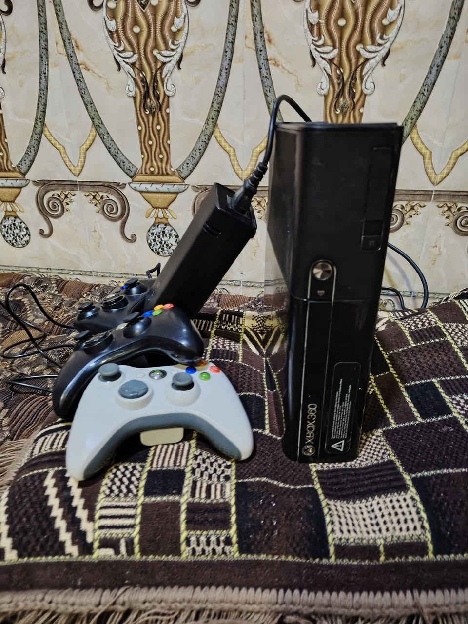 السلام عليكم ورحمة الله وبركاته
اكس بوكس 360 سوبر سليم

كامل مع ثلاثه جوستك اثنين بث

شرط ماتحط عليه كلشي كبل تنصب وتلعب

السعر 110

قفل
والعاب ٨٠ لعبه كلهن فول كولف ديوتي بلاك اوبس كامل الجزء و جيتي اي ٥
لأستفسار لاتصال ***********
