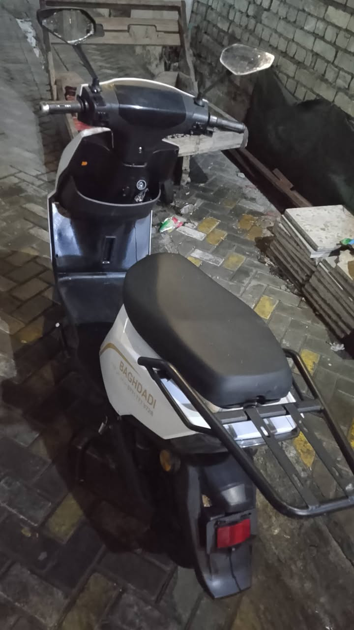 للبيع دراجه شحن بغداد مدينه الصدر نقصها بس بريك بس الامامي يشتغل كهربائيات شغاله نظه السعر ب 450 رقم ***********

