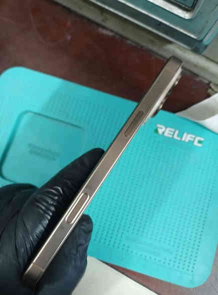 للبيع ايفون 16 ماكس..
ايفون 16 ماكس 256 كيكه .. البطاريه 94 % غراضه كامله.. 
بعده داخل ضمان السعر 1330 وبي مجال.. 
مكاني بغداد اتصل عادي او واتساب ***********..
