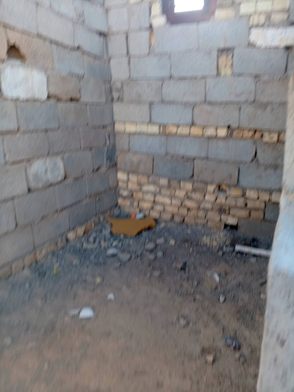 من رخصت الادمن سلام عليكم عندي قطعه بحي الحكيم للبيع بنزلة حسبنية الاحرار٢٨٠ متر مرقمة وباسمي بالقسم البلدي ومسيجه وباب  شارع بيها ومبني عليها غرفتين بلوك بدون سقف ماء وكهرباء بيها ومناسبه سعر ٧ ملايين وبيها مجال ***********
