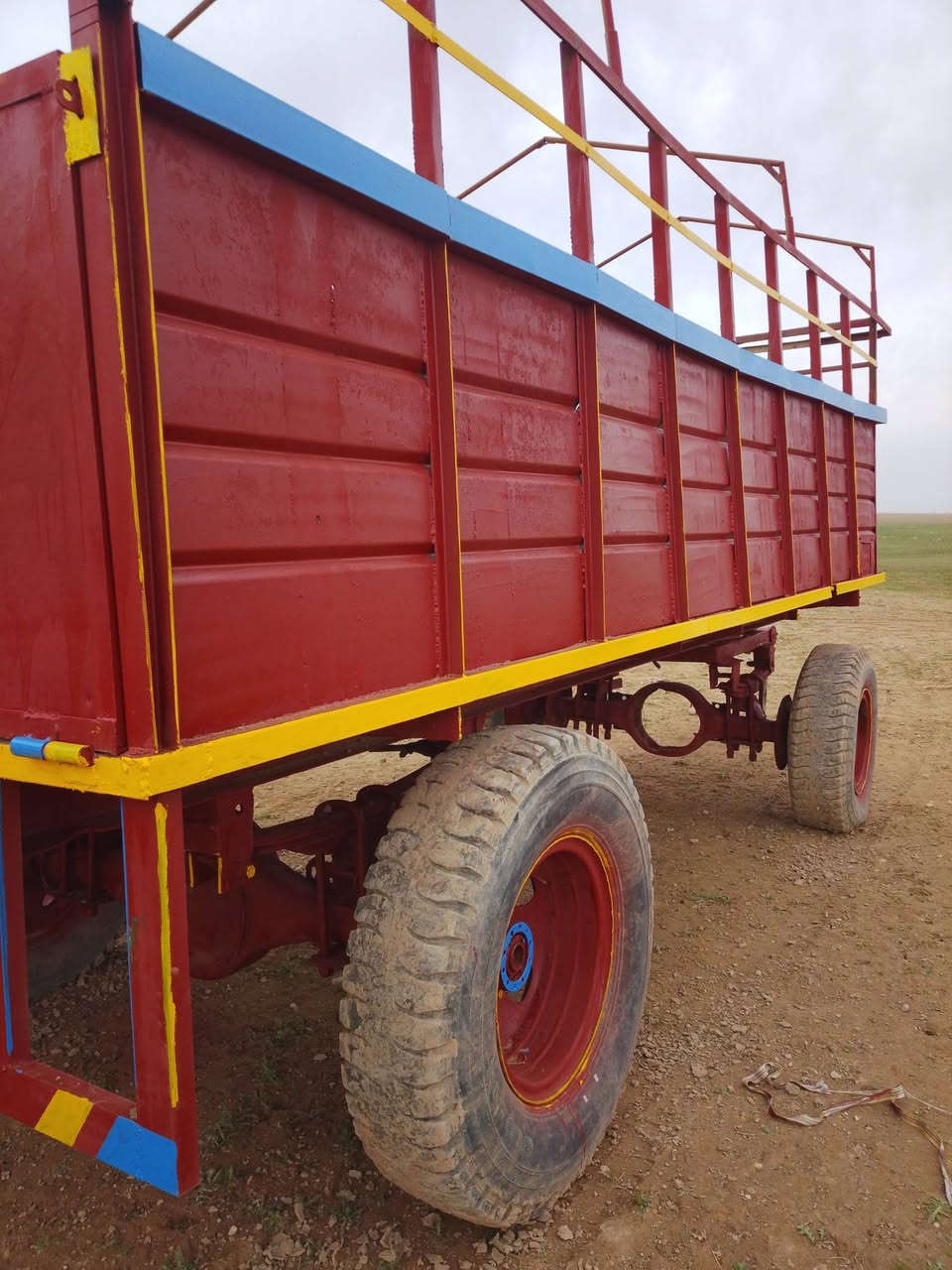 للبيع عربانة فصال جديد
طول 5 متار و20 سانتي شاصي مال قاطرة 

صينية 90 تركيه جديدة تايرات نضاف 

جاهزة ونضيفة السعر 3٫250.  ثلث ملايين وربع 

مكان العربانة بعاج. أتصل ***********
