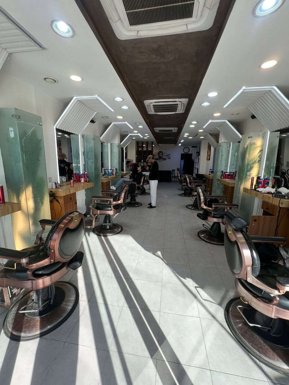 محل حلاقة كامل بالسيدية 
8 كراسي حلاقة 
كرسي بدي كير ومني كير 
جهاز هايدرو فيشل 
4 سبالت 
5 نراكيل
للاستفسار/ ‭0771 020 3359‬
علمآ مكلف بالنشر
