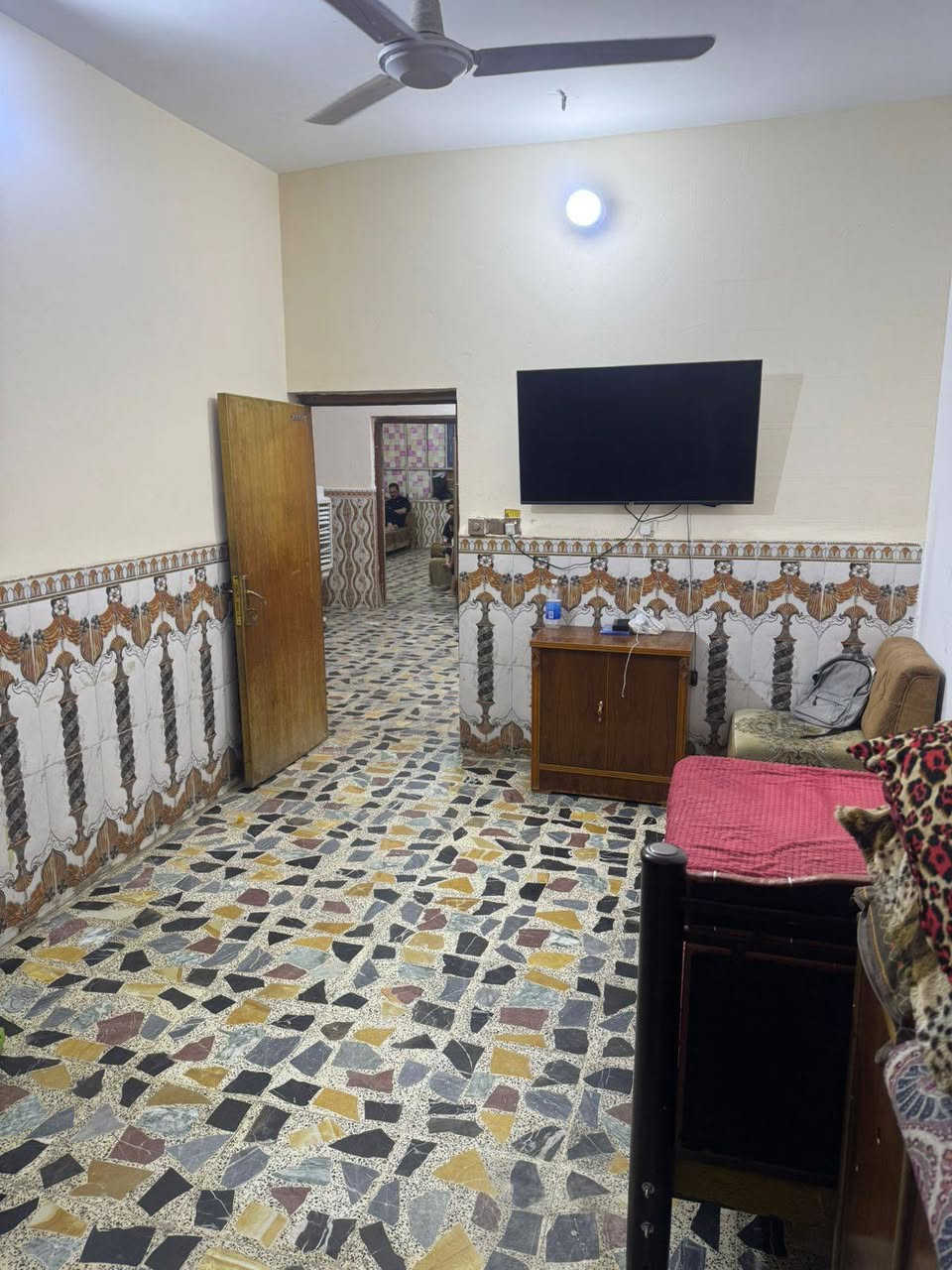سلام عليكم دار للبيع طابو صرف المساحه175 ركن قرب سوق حي نصر في بدايه المنطقه قرب المنتزه يحتوي الدار على غرفتين نوم استقبال صاله ومطبغ بناء حديث الاستفسار على هذا الرقم ***********
