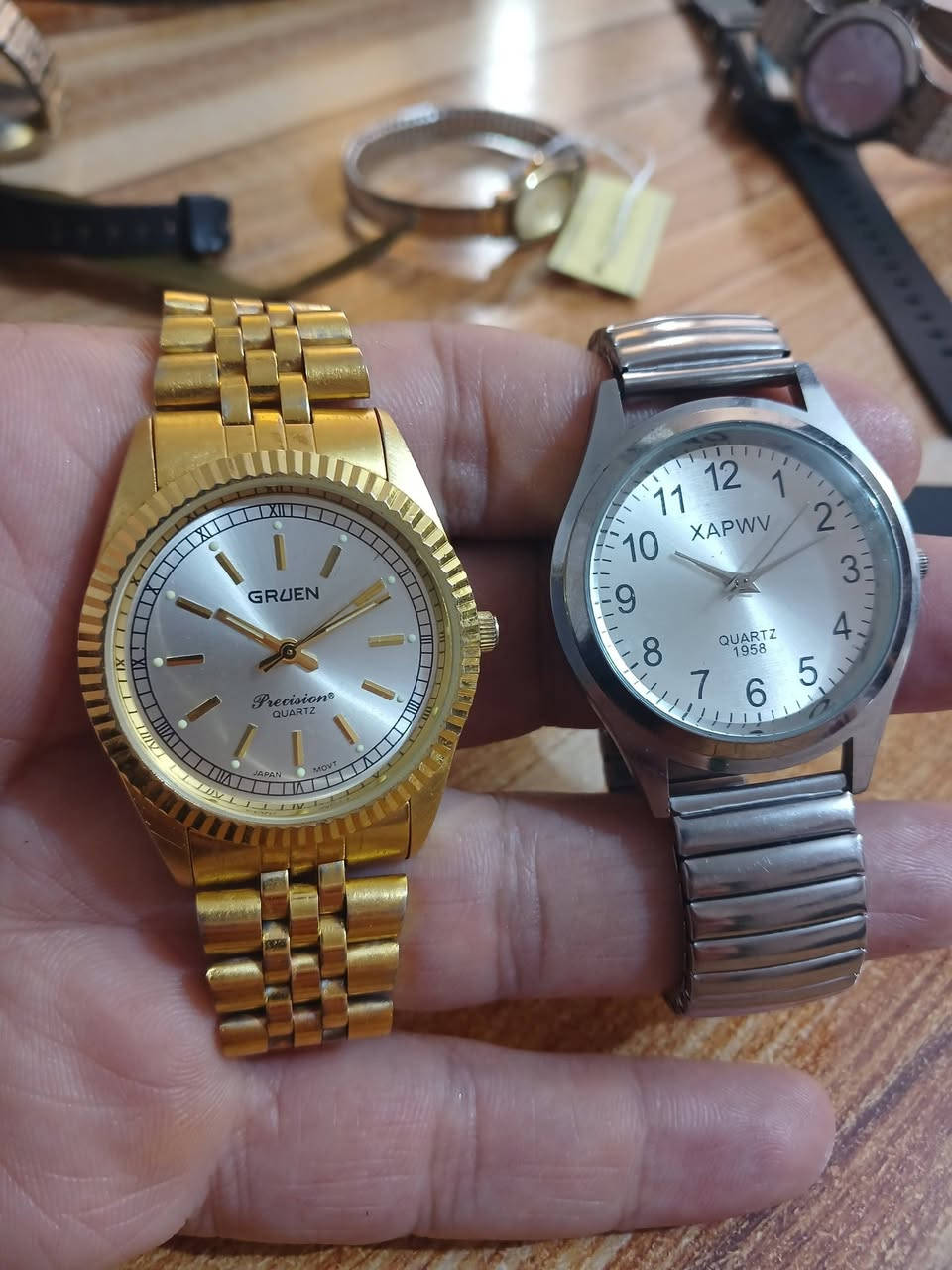 ساعات قديمه شغالات نظافته 100%
الكتابه حفر الساعات مختمه اصليه 
القطعه 20 الف مع التوصيل 
قطعتين 35 الف مع التوصيل 
يوجد توصيل كافه محافظات العراق


**إذا كنت صاحب هذا الإعلان وتريد حذفه لأي سبب، رجاءا أرسل رسالة إلى الدعم الفني**