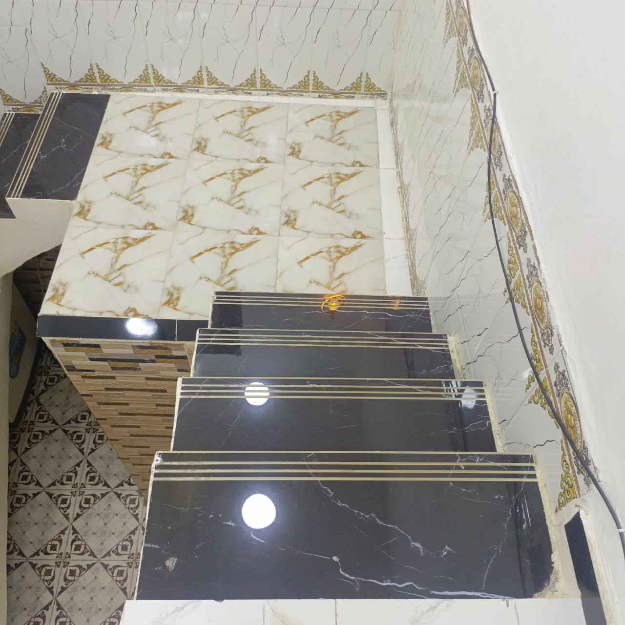 السلام عليكم بيت بلوافدين الاولئ ركن طابقين الاوله غرفتين نوم + ترك + صالة + استقبال +مطبخ +محل +حديقة 150 متر بس تجاوز الطابق الثاني يتكون من غرفتين نوم + صالة + مطبخ +مجمع صحيات + صطح باقي التفاصيل اتصل وتدلل
***********
