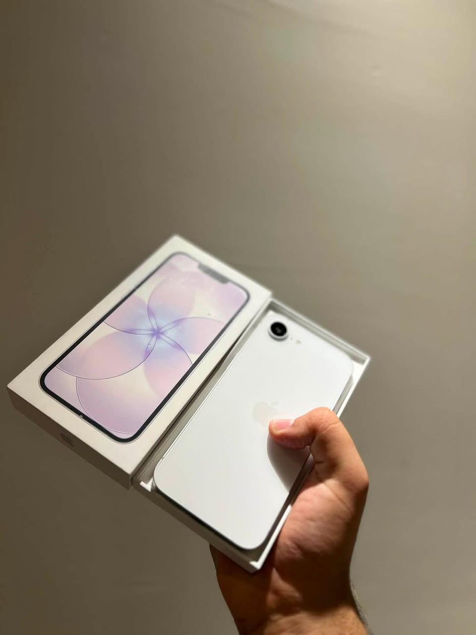 iPhone 17e 
ذاكره 256 
بطاريه 100 مشحون (20 مره فقط)ستعمال سبوعين 
جهاز كامل ملحقات حت كيبل الاصلي بي 
جهاز الحد الآن ضمانه سنه كامله من شركه ابل 
جهاز شرق اوسط شريحه فعليه مو إلكتروني يعني المرغوب ويصير اله اكتروني 
سعر 875 الف
مكاني بغداد 
***********
