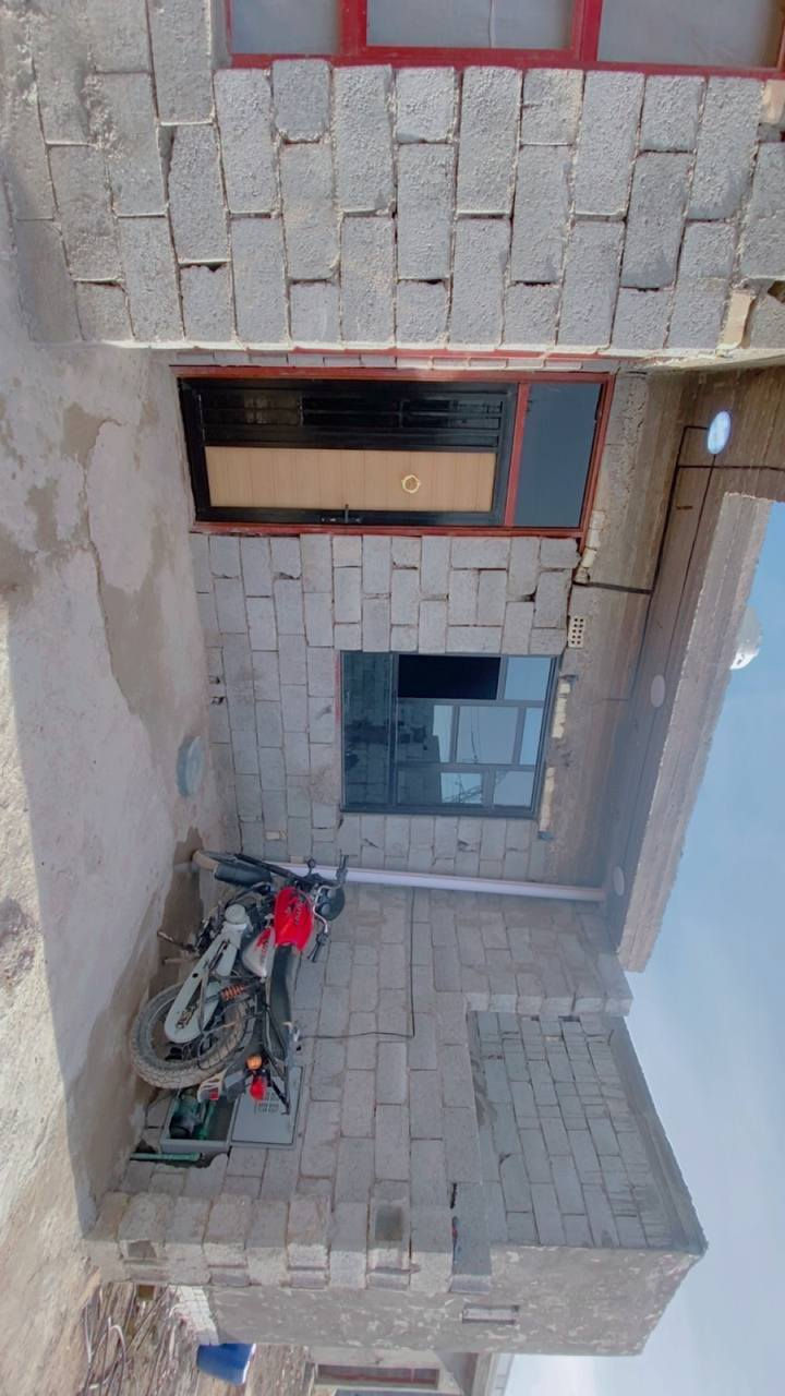 سلام عليكم نصف دونم للببع واجها ٨ امتار بل بدايه بيها بدكونيا نوب من طب صير واجها ٢٥ نزال ٤٠ بيها ٣ بيوت
بيت الأول مساحته ٣٠٠ متر بي ٤ غرف نوم كل غرفه قياسها ٤×٤  موزع صاله استقبال قياس 10×4 مطبخ 4×3ونص مطبخ حار حمامات خارجيه حمامات داخليه
كامل هيكل كامل كهرباء مجاري مي كامله باقي بس ابياظ كاشي بس بيت ثاني ١٤٥ متر غرفتين قياس ٥×٤ ثانيه ٤×٤
صاله ٧ونص ×٥ حمام صحيات مطبخ 4×4 كامل  استقبال قياس 5×5 ناقصه بس بياض الاستقبال بيت ثالث كامل غرف قياس ٤×٥ونص ثانيه قياس ٣،٥×٥،٥
صاله قياس ٧×٦ مطبخ حار صحيات حمام مطبخ بارد استقبال قياس 5.5×5
سعر (175)مليون بي مجال بصيط
عنوان بغداد النهروان مقابل حسينية الإمام صادق مجاور أسواق القمه الكاع خط اول 
بيوت مال عايله كاملات عندك مكان حديقه بيها ٣٠٠ متر للحديقه اسف على الطاله للتوضيح للستفسار اتصل ***********
