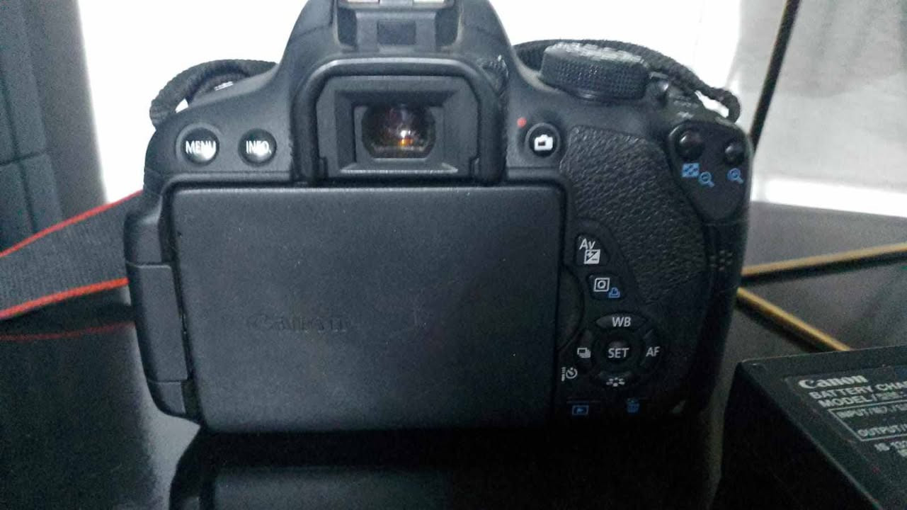 كامره كانون D700 شاشه لمس قلابه تدعم وايفي مع عدسه 18 55 stm مع ملحقاتها كامل باتري وشاحنه وكيبل ورام وحزام وجنطه وكيبل نقل مع كارتون صور بغداد ❤️ السعر 375 بيه مجال ا


**إذا كنت صاحب هذا الإعلان وتريد حذفه لأي سبب، رجاءا أرسل رسالة إلى الدعم الفني**