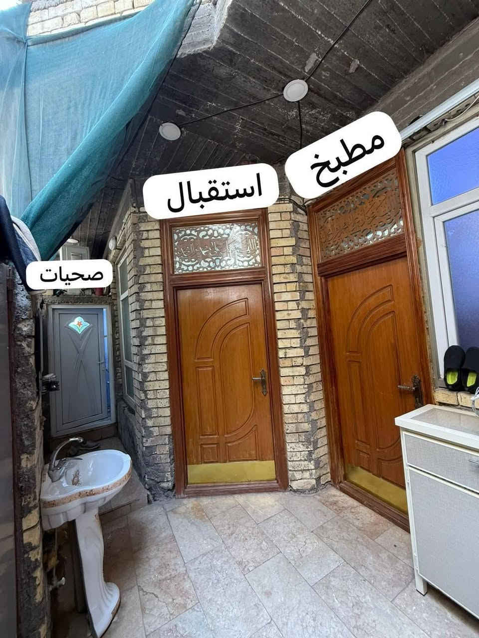 *🏡 بيت للبيع - بناء حديث 2021 - شارع المغرب*

*📍 الموقع المميز*:  
بغداد | شارع المغرب | داخل فرع مستشفى المؤيد الأهلي  
محلة 304 | داخل قيصيرية  مقرنص
*📐 المواصفات*:  
*المساحة*: 70م² | *الواجهة*: 7 اله ربع 
 البيت مدخلين 
3 طوابق + سويت + سطح 
*البناء*: نهاية 2021 | تشطيب حديث
*🏠 التقسيم*:
*الأرضي* ➡️ مطبخ + استقبال + صالة صغيرة + صحيات داخلية وخارجية + ترك داخلي  
*الثاني* ➡️ 1غرفة نوم كبيره   + 1 غرفة صغيرة + صحيات + بلكونة  
*الطابق الثالث  ➡️ 1 غرفة نوم كبيره  + 1 غرفة صغيرة + صحيات + بلكونة  
*السطح* ➡️ غرفة سويت كبيرة + سطح كامل

*💡 مميزات*: مدخلين، تهوية ممتازة، موقع حيوي قريب مستشفى + خدمات

*📞 للاستفسار والاتصال للجادين 
او مراوس بيت حصرا الجزيره السياحيه 
رقم الهاتف ***********

