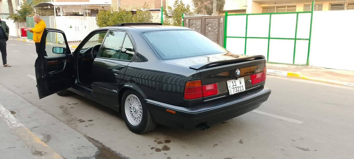 السلام عليكم

BMW1992. 525i

السياره وارد يابان نضيفه بمعنى الكلمه رقم بغداد باسمي تحويل ثاني يوم 

محرك مسكر عدل المرغوب 2500

مواصفات السياره فتحه سقف 

كراسي جلد كهرباء 

برده خلفيه 

بجم دخاني M

ويل كب خليه 

تبريد خير من الله منضومه لايت زنون 

كهربائيات كلها شغاله 

عنواني بغداد 

للتواصل ***********
