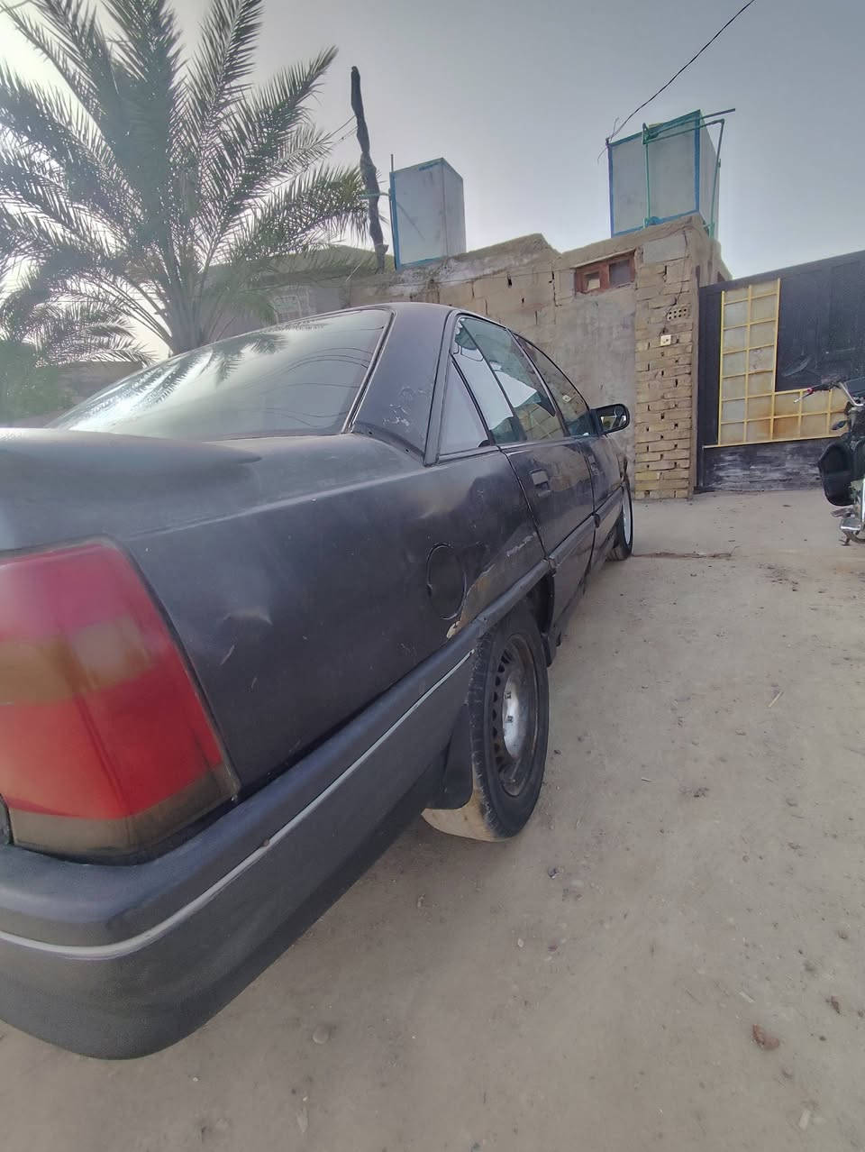 🚗 للبيع أوبل أوميكا موديل 1989 🚗
**المواصفات:**
- المحرك: 2000 سي شرط نضيف ومكفول، بدون نقص دهن
- الكير: أوتو ناعم جداً بدون دك 
- الداخل: شرط حيل نظيف، دواشيك، ، تخم تاير جديد- 

**السعر: 27 ورقه  للتفاوض بالمعقول**

**المكان:** الفلوجة - قرب شارع 60
**للاستفسار:*************

ملاحظة: السيارة للشراي
