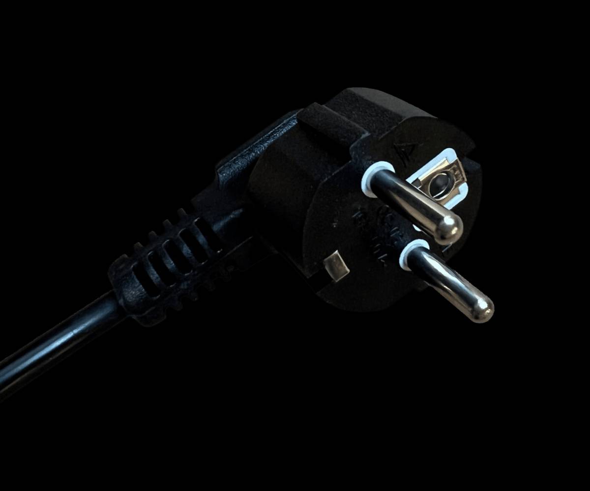 مكواة بخار يدوية امبليوم

الاستخدامات

كي الملابس بسرعة دون الحاجة إلى طاولة كوي.

إزالة التجاعيد من القمصان، الفساتين، الستائر، والبدلات.

تعقيم الأقمشة بالبخار وإزالة الروائح غير المرغوبة.

مناسبة للاستخدام في المنزل أو المكتب أو أثناء السفر.

يمكن استخدامها للكي العمودي للملابس المعلقة مباشرة.

المميزات

قوة كهربائية: من 1500 إلى 1780 واط لتسخين سريع وإنتاج بخار قوي.

سعة خزان الماء: 320 مل تسمح باستخدام أطول دون تعبئة متكررة.

تحكم رقمي بشاشة LED لعرض حالة التشغيل ومستوى البخار.

مستويات بخار متعددة يمكن التحكم بها حسب نوع القماش.

نظام حماية من الحرارة الزائدة (Overheat Protection) لسلامة أكبر أثناء الاستخدام.

تصميم مريح وخفيف يسهل حمله واستخدامه لفترات طويلة.

إمكانية الكي العمودي للملابس المعلقة والستائر بسهولة.

قاعدة بخار متعددة الفتحات لتوزيع البخار بشكل متساوٍ.

فرشاة قماش مرفقة تساعد على تنظيف الأقمشة وإزالة الوبر أثناء الكي.

تسخين سريع ليكون جاهزًا للاستخدام خلال ثوانٍ قليلة.

جهد التشغيل: ‎220-240V  ‎50-60Hz.

طول سلك الكهرباء: 160 سم لمرونة أكبر أثناء الاستخدام.

ضمان سنة من تاريخ الشراء

محتويات الصندوق

مكواة بخار يدوية امبليوم.

فرشاة قماش للكي والتنظيف.

كوب قياس لتعبئة الماء.

كتيب التعليمات.

الملاحظات

يُفضل استخدام ماء نقي أو مقطر للحفاظ على الجهاز وإطالة عمره.

يجب فصل الجهاز عن الكهرباء بعد الانتهاء من الاستخدام.

لا يُغمر الجهاز بالماء أثناء التنظيف.

يُترك الجهاز ليبرد قبل التخزين.

ابعاد الغلاف: الطول: 18 سم  العرض: 14 سم  الارتفاع: 29 سم.