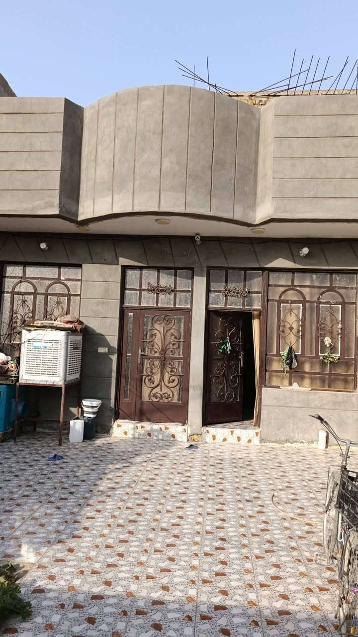 السلام عليكم ورحمة الله بيت للبيع المساحة ١٦٠ متر طابو سند ٢٥ بسمي البناء هول استقبال وعرفه ومطبخ وصحيات داخليه وخارجية البيت كلش نضيف واحله من الصور العنوان طهمازيه فرع المدرسه الاستفسار  ***********
