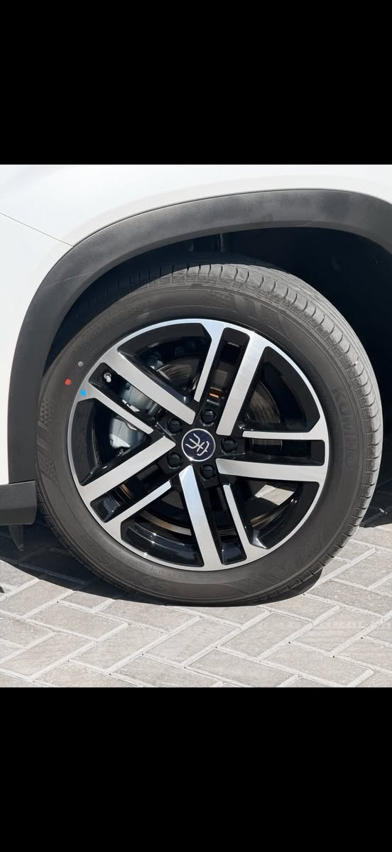 Song L 
2025 
 (لون ابيض المرغوب ) 
سقف بنوراما 

رقم بغداد باسمي تحويل ثاني يوم
ماشية 2900 km 
ماشية على الكهرباء 1500km 
وعلى الشحن 1400km 
البطارية 120 km 
السيارة عليها اضافات 
✅ برمجة وتحديث والسيارة اونلاين من مهندس عمر 
✅السيارة مفولة بانزين سوبر قبل ايام الازمة وما  بيها قطرة محسن لان استخدامها قليل 
✅ عليها نانو سيراميك 

🔴غراضها كاملة ومناقصها اي شي 
 
مكان السيارة : حي الجهاد 

السعر : اتصل 
متوفر واتس اب ***********
