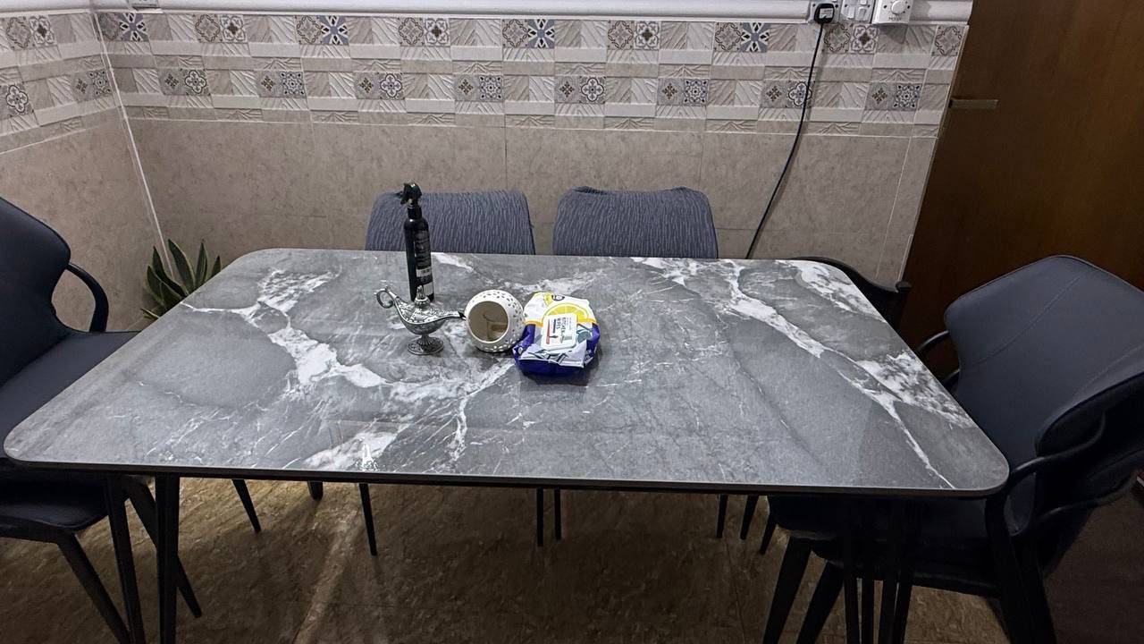 السلام عليكم ميز طعام للبيع مع كراسي عدد 6 امانة الله اخو الجديد ما عدا كرسي واحد بي ضرر كلش قليل بالصوره موضح سعره 300 قفل مكاني بغداد حي الفرات للأستفسار 7734985490
