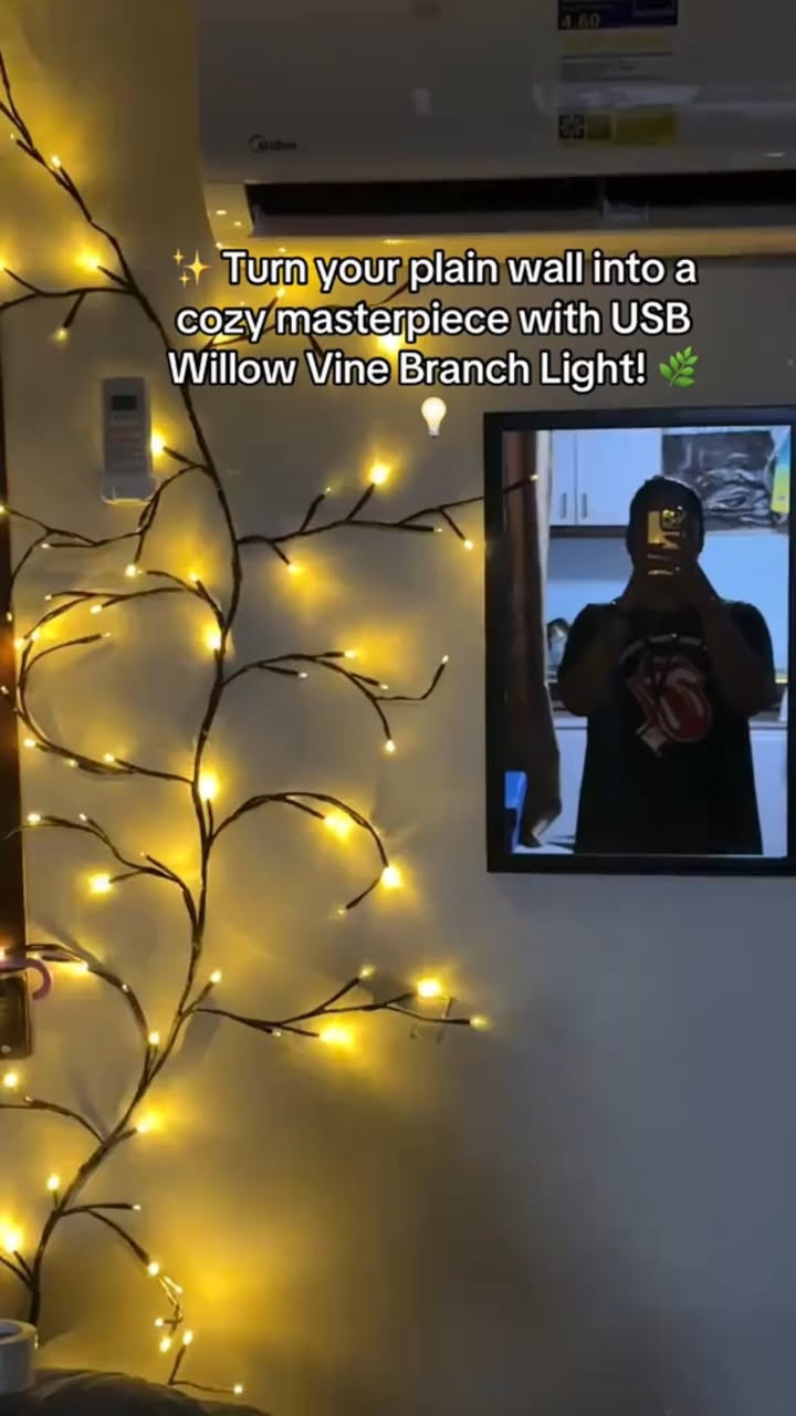 إنارة جدارية بشكل شجرة

الاستخدامات

مثالية لتزيين الجدران، الغرف، الممرات، والمداخل.

تضيف أجواء دافئة ورومانسية للمنازل والمقاهي والمناسبات.

مناسبة لتزيين جدران التصوير أو زوايا الديكور الحديثة.

يمكن استخدامها كإضاءة ليلية ناعمة ومريحة للعين.

المميزات

تصميم مبتكر يشبه فروع الأشجار بإضاءة LED دافئة تمنح لمسة طبيعية وجمالية.

تعمل بوصلة USB، مما يسمح بتوصيلها مع أي باور بانك أو شاحن أو كمبيوتر.

مزودة بزر تشغيل مدمج في السلك للتحكم السريع بالإضاءة.

سلك مرن ومتين بلون بني بطول حوالي 2 متر يمكن تشكيله وتثبيته بسهولة.

إضاءة موفرة للطاقة وآمنة للاستخدام لفترات طويلة.

خامات مقاومة للاستخدام الداخلي والخارجي الجزئي (بعيدًا عن الماء المباشر).

مميزات ريموت التحكم

أزرار تشغيل – توقيت – إيقاف.

8 أوضاع إضاءة مختلفة (Flashing – Fading – Steady وغيرها).

إمكانية التحكم في درجة السطوع (DIM):

- زر "+" لزيادة السطوع
- زر "–" لتخفيف السطوع

ميزة المؤقت TIMER لإضاءة تلقائية دون الحاجة للتشغيل المستمر.

محتويات الصندوق

شريط إنارة LED على شكل فروع شجرة بطول 2 متر.

سلك تشغيل USB مع زر تحكم.

ريموت تحكم لاسلكي متعدد الوظائف.

الملاحظات

يُفضّل تثبيته باستخدام مشابك صغيرة أو لاصق خفيف على الجدران الملساء.

تجنّب ملامسته للماء أو الرطوبة العالية للحفاظ على عمره.

السعر : 20,000

للحجز والاستفسار 

واتساب : ***********
