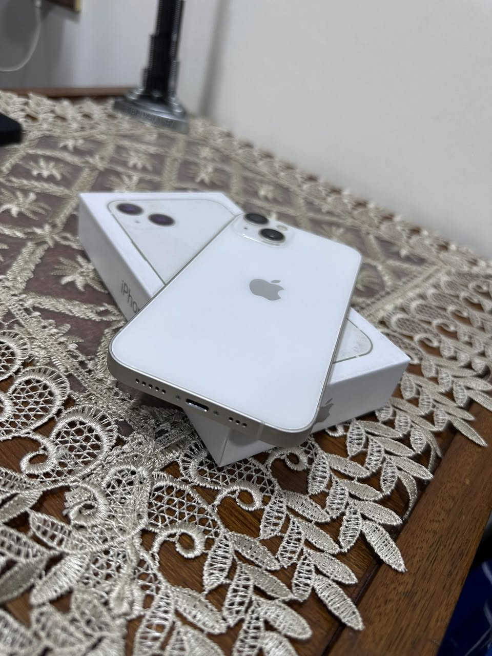 سلام عليكم
ايفون 13 عادي 
لون ابيض 
بطاريه 88 % 
ذاكرة 256 
نموذج N داخل صيانه بشركة ابل 3 قطع تبديل اصليه من ابل 
نظافة ٩٥٪؜ 
السعر 400 الف وبي مجال بسيط 
بغداد / الدورة / ***********
