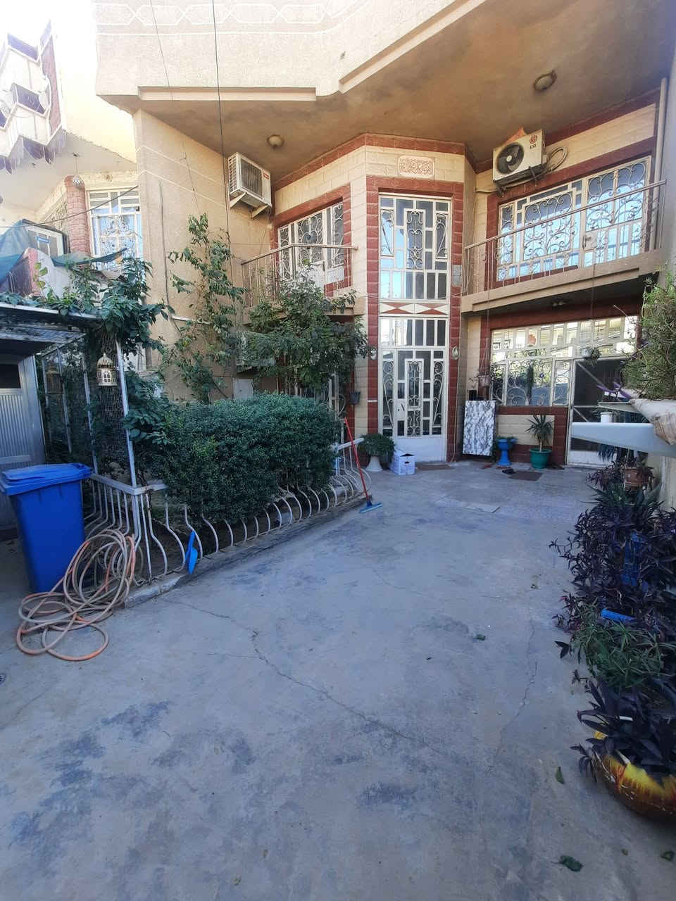 دار للبيع مساحه ٢١٥ متر حي السلام شارع ٣٠ يحتوي على ٤ غرف نوم و٣ صحيات حولي في الطابق الأرضي وحولي في الطابق الثاني وكراج للسياره كبير وحديقه واجهة 8 
أستفسار اتصال على الرقم 
*********** وات
