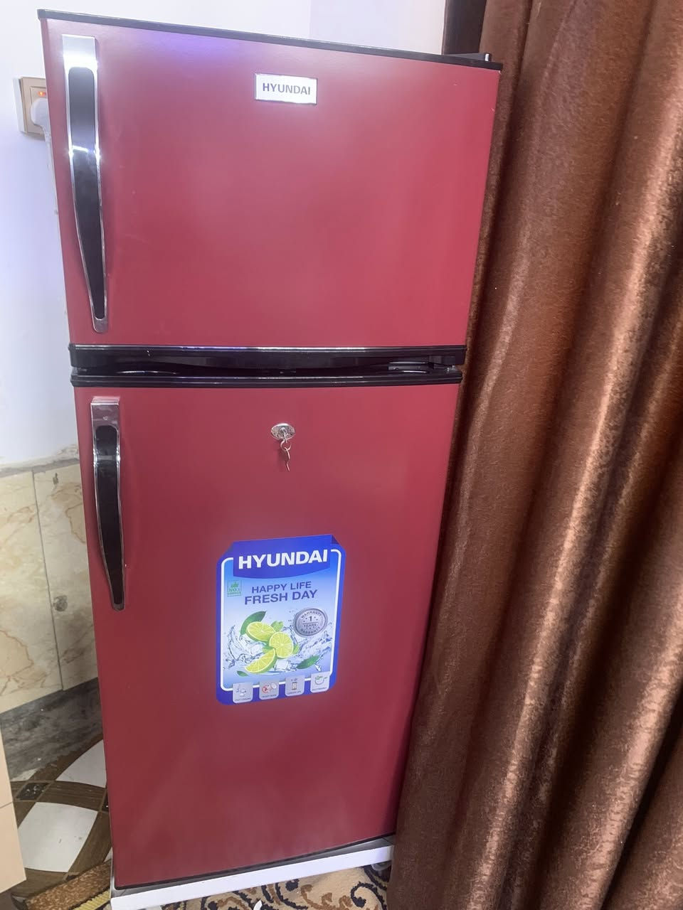 ثلاجه هونداي 10 قدم بعدها جديدة مداخله تصليح امانة الله تجميدها فول رايديها ب200 قفل اللي يريدها يتواصل ع الرقم ***********
