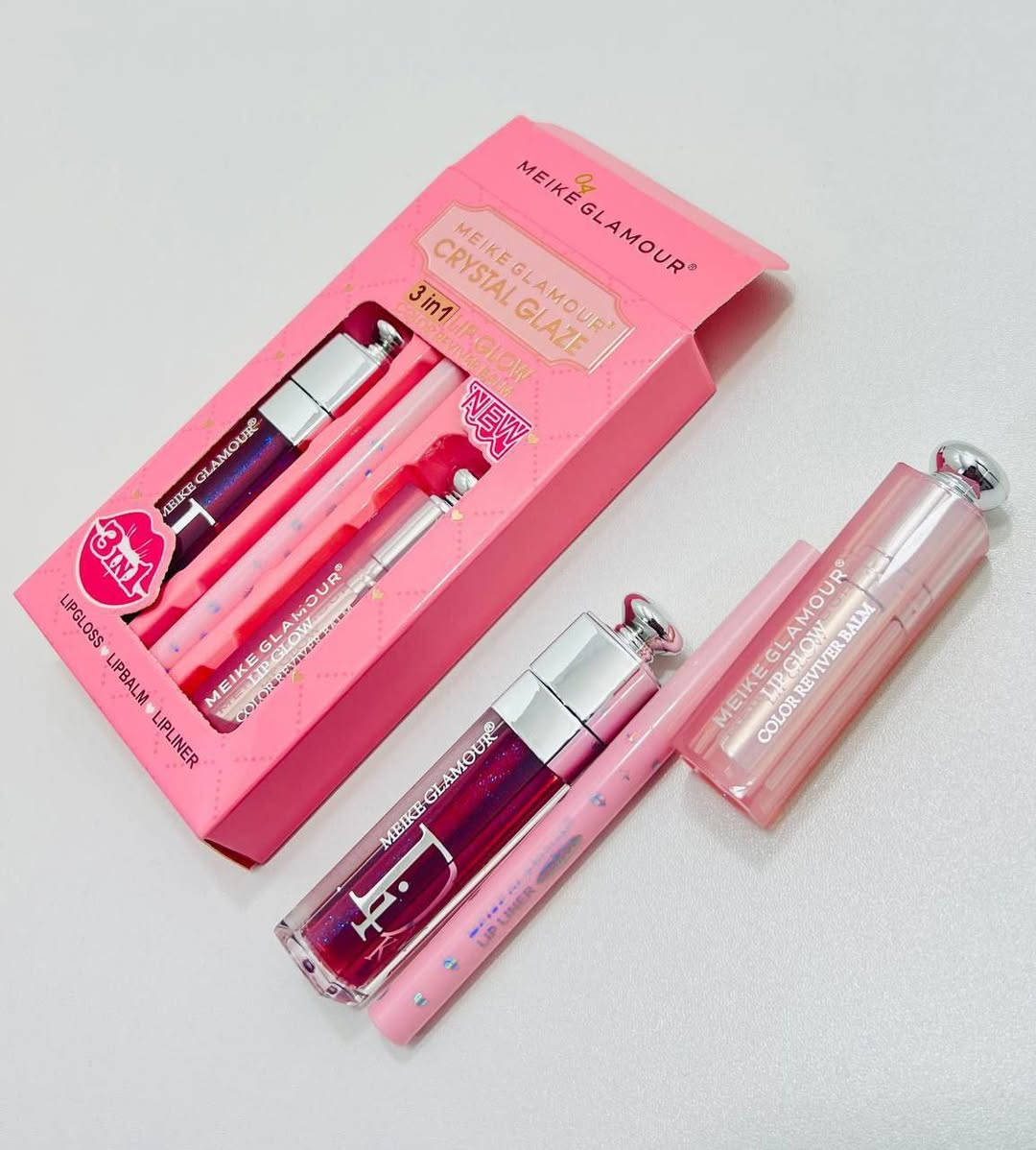 طقم ملمع ومرطب شفاه Meike Glamour هو منتج تجميلي للشفاه يُسوق كمنتج "3 في 1" يجمع بين ملمع الشفاه ومرطب الشفاه ومحدد الشفاه. 
تفاصيل المنتج
الاسم: Meike Glamour Crystal Glaze 3 in 1 Lip Glow | Color Reviver Balm.
الوظائف: يوفر المنتج لمعاناً حريرياً (ملمع شفاه)، وترطيباً عميقاً وراحة فورية (مرطب شفاه)، ويحدد الشفاه بلطف (محدد شفاه).
يحتوي على كلوس للشفاه يحتوي على بلسم ذكي يعيد إحياء اللون الطبيعي لشفتيكِ، مما يمنحها نعومة وامتلاءً ولمعاناً كريستالياً جذاباً.
الاستخدام: يتميز بتركيبة خفيفة ومثالي للاستخدام اليومي للحصول على تأثير متوهج فوري.

كلوس ومحدد  ولون شفه

ذني بيهن 4 اشكال 
1 و 2 و 3 و 4


**إذا كنت صاحب هذا الإعلان وتريد حذفه لأي سبب، رجاءا أرسل رسالة إلى الدعم الفني**