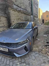 2021 KIA k5    فئة.  Lxs  حادثها جاملغ خلفي ايمن وصبغ صندوك بيها جاملغ...