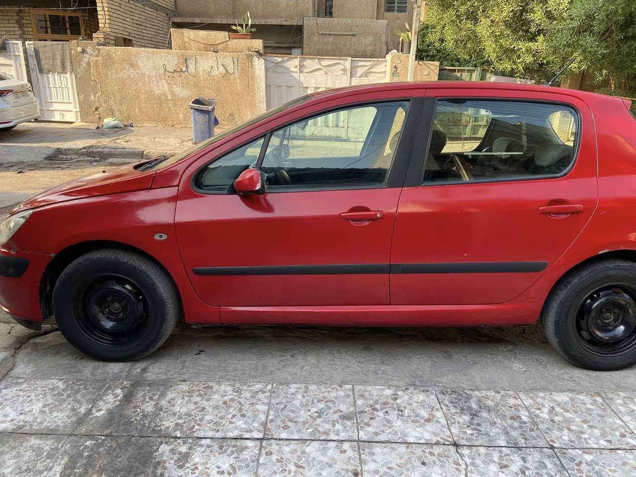 السلام عليكم بيجو فرنسي 307 موديل 2005 رقم بغداد إنكليزي باسمي السنوية لغاية 2030 السيارة محرك كير نظيفات تبريد شغال مصبوغة عام للجمالية بيه ضربة بحافة الجاملغ خلف السائق صدره الأمامي مبدل قبل فترة الخلفي تعبان بيه باتري جديد منضومة بانزين جديدة غرفته نضيفة بكلايتات وياه جدد ممشدودات السعر 48 وبيه مجال 
العنوان بغداد حي العامل رقم الهاتف *********** بي واتساب
