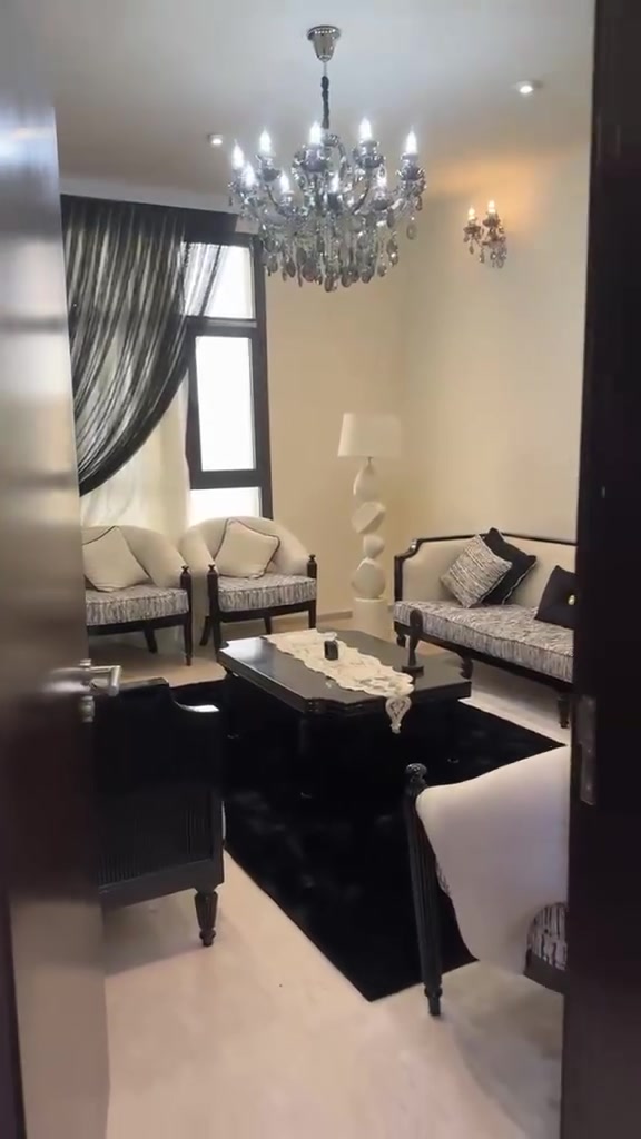 بيت في مجمع النرجس البلديه كزيزه طابق واحد ٢٠٠ م جاهز لسكن واستلام جديد  يتكون من غرفتين وحده ماستر وصاله واستقبال وصحيات ٣ ومطبخ مع كراج وحديقه كبار ايجاره 850 واتساب ***********
