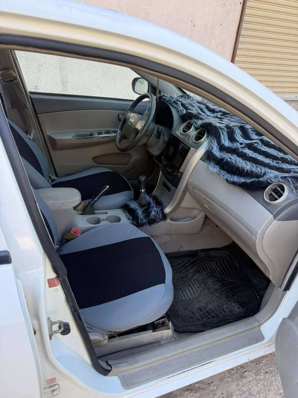 السلام عليكم للبيع بي واي دي ٢٠١٣ بغداد انكليزي الجديد سياره جاهزه مابيه اي نقص كير مكينه صدر أمامي خلفي تخم تاير تبريد ثلج كشنات جلد بلاد داخل نظيف جدا فتحه كهرباء اشاير بلمري مكينه ١٦٠٠ كير عادي مكان السياره حي العامل علسريع الملحانيه قرب مسبح الرافدين موبايل *********** أثير *********** السعر ٥٦ وبيه مجال حك الجيه تحويل ثاني يوم
