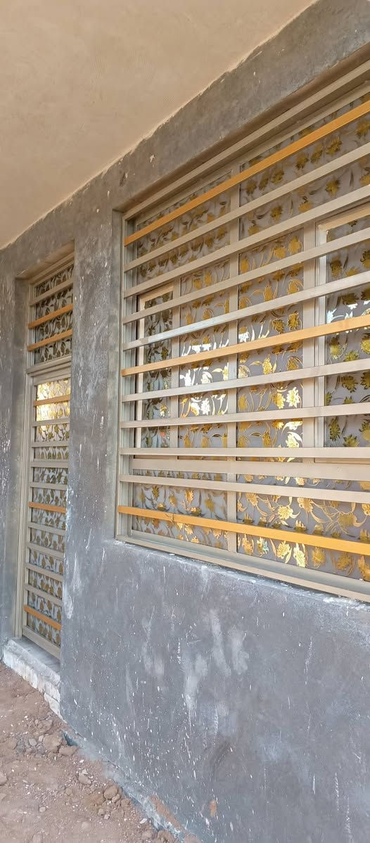 مستعدون تركيب الزجاج والمرايه وشد البيوت والدوائر الحكومية وباسعار مناسبه العنوان شارع البوسبتي قرب مصرف للمحاويل للاستفسار الاتصال على الارقام التاليه ***********///***********
