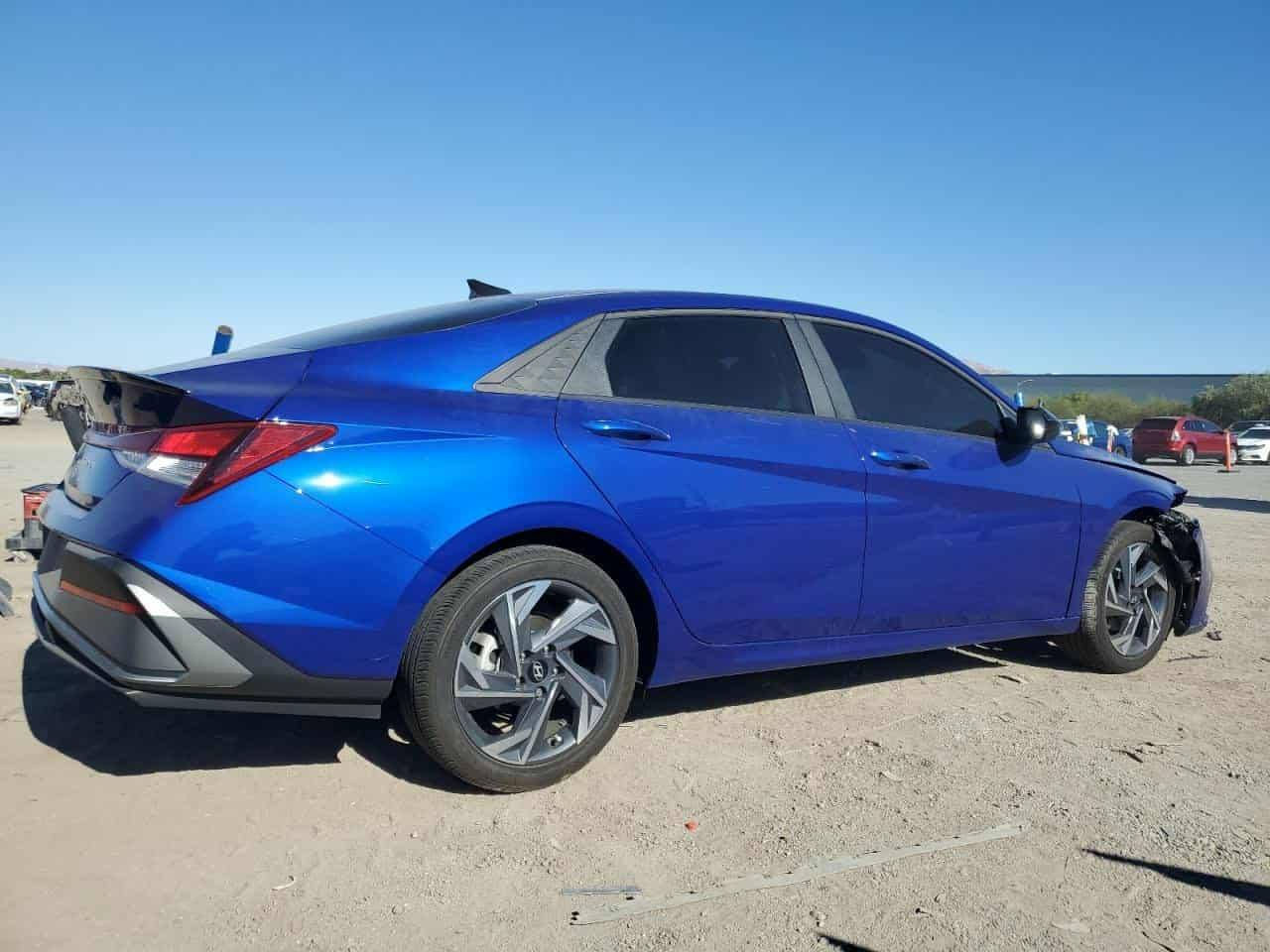 النترا 2025 ماشيه 9 الف حادث خفيف بصمة تشغيل وابواب تشغيل عن بعد تبريد شاشه مثبت سرعه حساس اطارات ويلكب كروم تحكم جهتين كاميرا دواره توقف ذاتي رادارات امامي وخلفي يمنه ويسره تحديد مسار نقطه عمياء محرك 2000 دوش لد امامي وخلفي داخل رصاصي السيارة موجوده بالمنطقه الحره تدخل بكتاب شهداء او حره 
***********
