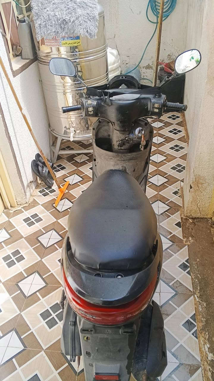 سلام عليكم دراجه بريز نضافه فول بس يرادلهه باتري تشتغل بس الباتري مالتهه مو زين كابريتر جديد العنوان بغداد الحسينيه شارع المعارض مال ابو سمير  رقمي ***********
