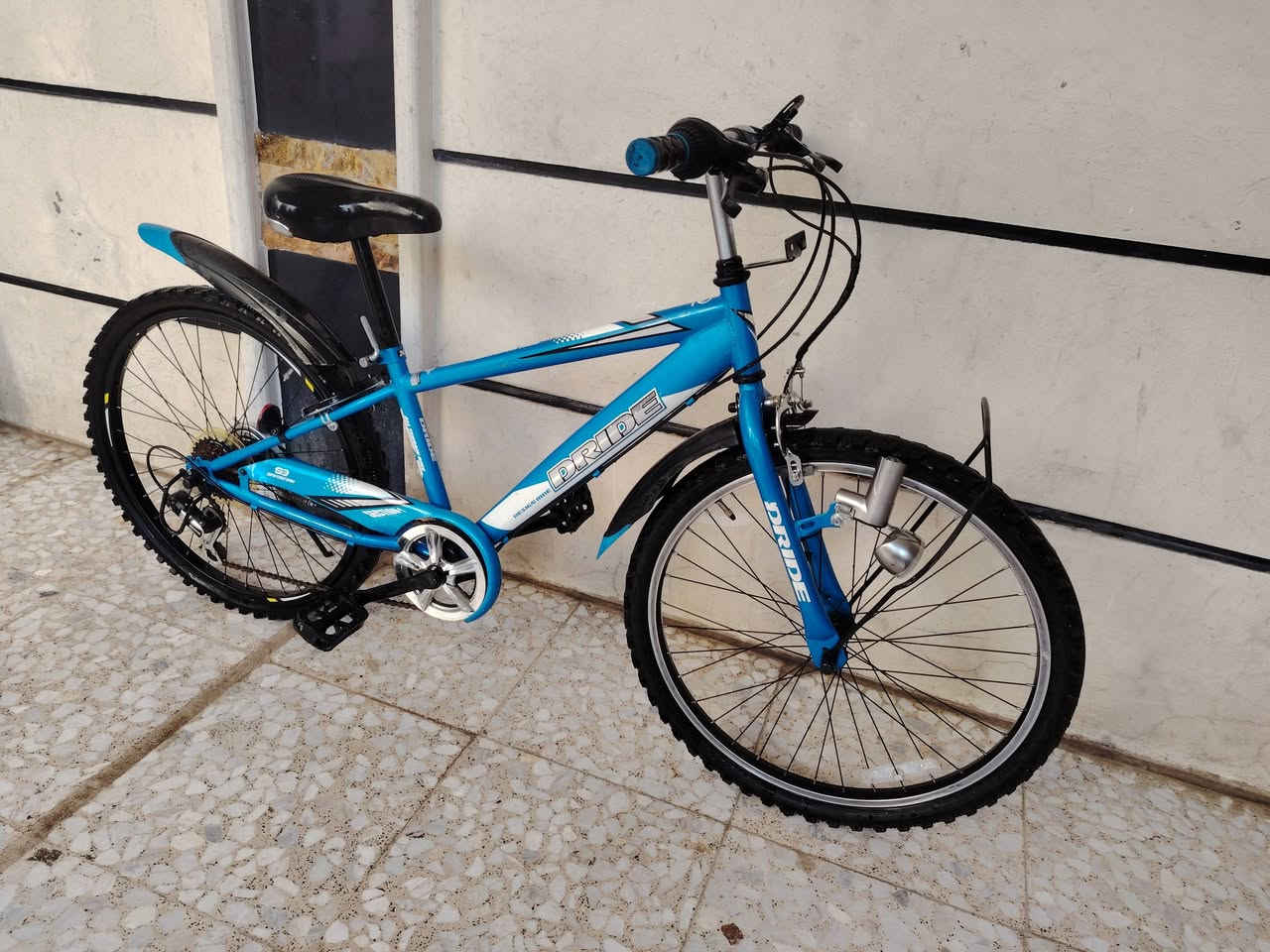 السلام عليكم ورحمة الله وبركاته
بيسكل موديل كيمو حجم ٢٤
باله ياباني النضافه فول وضع حاويه
ماركه ( DRIDE )
يده كير ٦ نمر شيمانو اصلي
داينمو امامي ثلجي شغال 
السعر ( 100 الف)
لون ميمز سمائي  مختم 
كشن اصلي ماركه تايرات بلادي
العنوان بغداد منطقة الحبيبيه 
هاتف *********** 
الاستفسار واتساب
