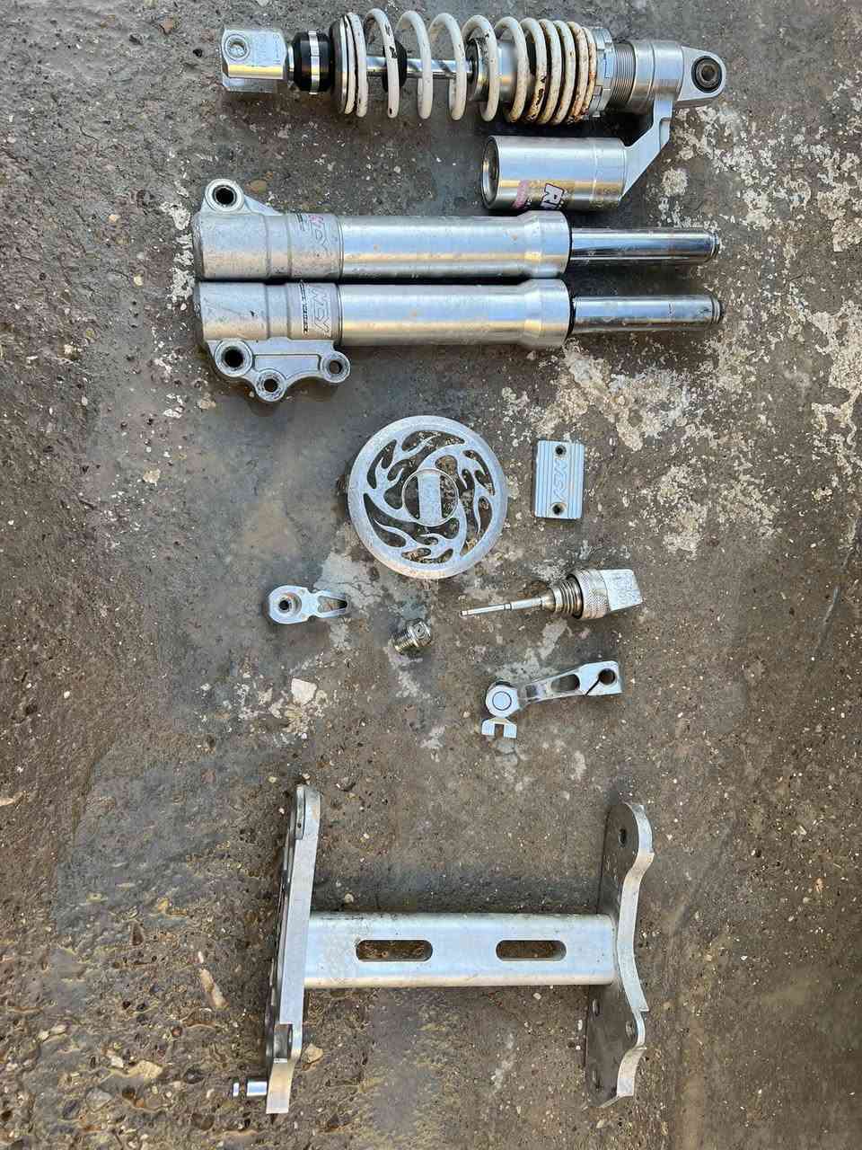 السلام عليكم عندي سيت نيكل لبيع كامل اوقطع كلشي وسعره ويدات مال شمعه كوسو وجوين جيسو وقبق بانزين رياضي دي كي ار ما ارد على التعليقات اتصال ***********  مكاني جسر ديالى الجديد توصيل كل العراق موجود
