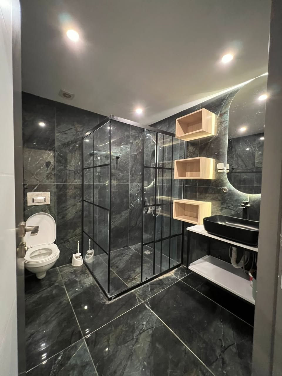 🎇 شقة للايجار ثلاث غرف وصالة مؤثثة VIP في أربيل – المربع الذهبي

📌 الموقع: لايف تاورز – المربع الذهبي – 32 بارك

✅ غرفتين وصالة (1+3)
✅ أثاث جديد VIP
✅ موقع استراتيجي
✅ إطلالة مميزة
✅ جميع الخدمات متوفرة 24 ساعة
✅ قاعة رياضية (Gym) + مسبح
✅ ألعاب أطفال + مكان للـGaming
✅ ماركت 24 ساعة
✅ صيدلية + مطاعم + كافتريات + مكوى ملابس

🔸 الشقة مصممة للراحة بلمسات متميزة – تجمع بين الهدوء والرقي في المربع الذهبي

*********** – ***********
