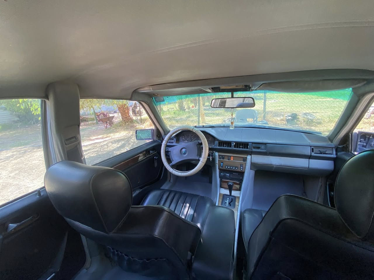 سلام عليكم مارسيدس دب للبيع ٢٣٠ محرك اربعه سلندر ببلادي رقم جديد انكليزي مكانه ميسان سعر اتصل ودلل ***********
