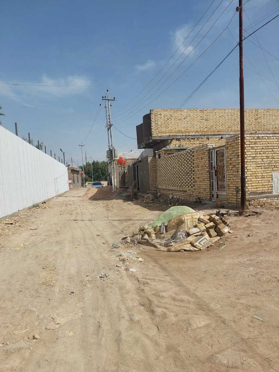 دار للبيع طابقين بناء حديث طابو اسهم مساحة ٦٠٠م السفينة الشارع السياحي قرب مدرسة الواثق شارع الرسول الأعظم صلى الله عليه وآله وسلم..
الطابق الأول: استقبال مساحة ١٥م×٦مع صحيات عدد٢ يحتاج إلى تطبيق أرضية... 
صالة استقبال +صالة عائلة +مطبخ حار بارد +غرف نوم عدد ٢واحدة نظام سويت مع صحيات مشتركة... 
حديقة أمامية، وحديقة خلفية مساحة ٢٠٠م... 
الطابق الثاني غرف نوم عدد (٤)ثلاثة نظام سويت... 
شارع عرض ١٠مع خدمات كهرباء ماء مجاري... 
السعر(350)مليون مع المجال والتوفيق من الله سبحانه... 
للاستفسار (***********)....
دار للبيع طابقين بناء حديث طابو اسهم مساحة ٦٠٠م السفينة الشارع السياحي قرب مدرسة الواثق شارع الرسول الأعظم صلى الله عليه وآله وسلم..
