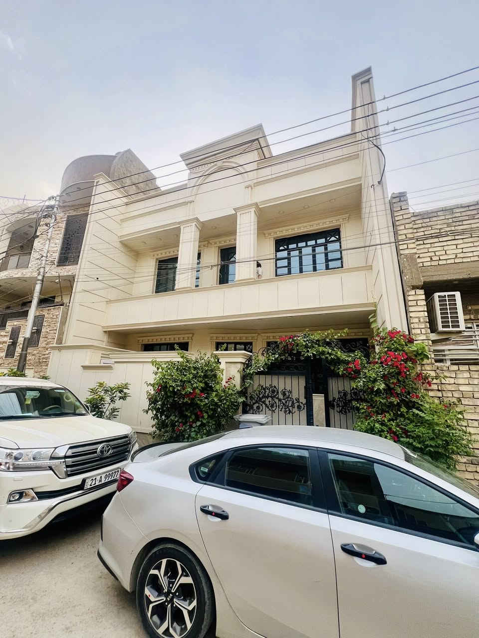 بيت للبيع المساحه ١٠٢ متر وجههه ٨ ونص
عدد الغرف ٤ مطب 

اسقبال +هول 

٣ حمامات بره وجوه 

العنوان الشعب حي البساتين شارع الظباط 

الارض طابو زراعي صرف سند ٢٥ اقرار محكمه 

البيت من تشوف احله من الي بل صوره 

للستفسار والمراجعه مكتب بيت الاحلام للعقار والمقولات العامه *********** ابو سيف 

ارضيه مرمر داخل البيت كلش حلو تجي تشوفه مو مال فديو
