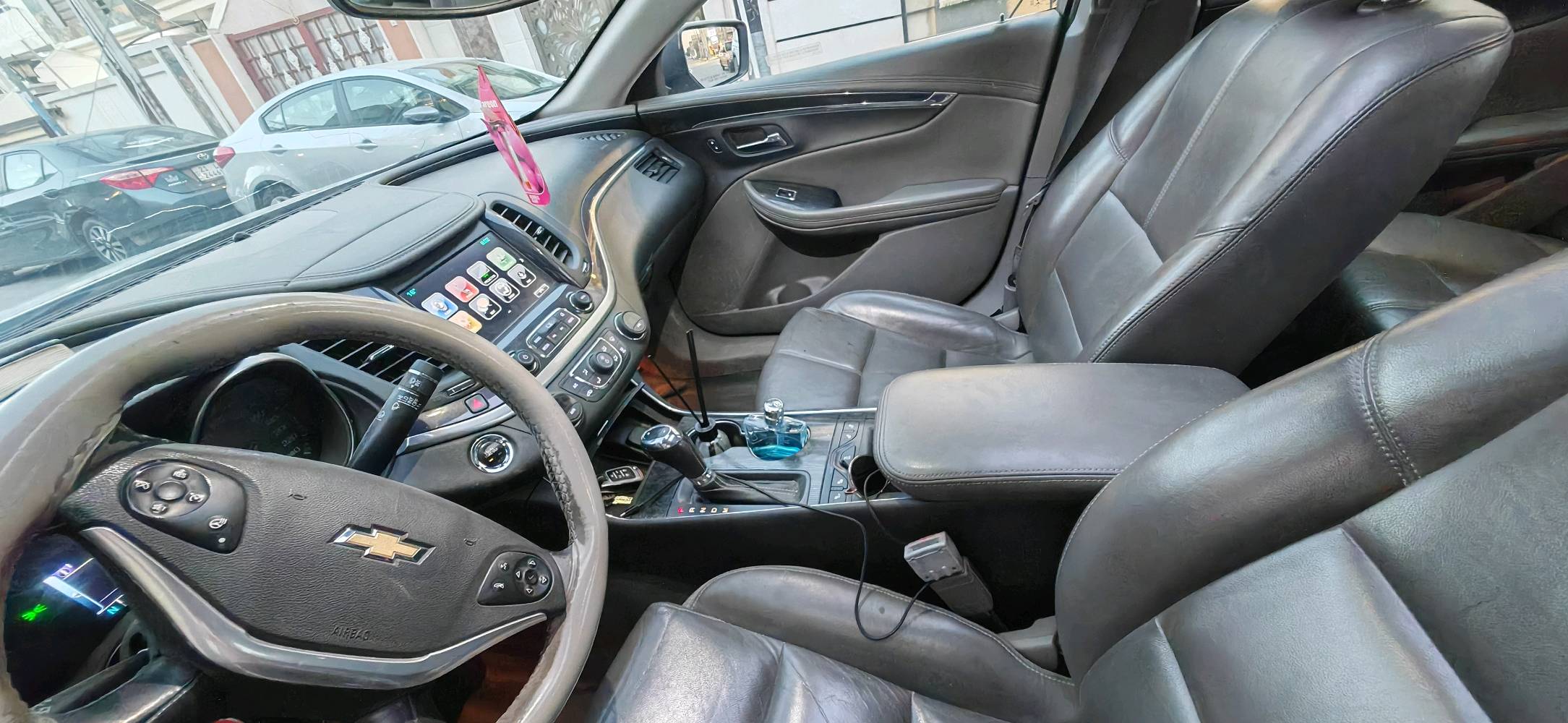 السلام عليكم
رمضان مبارك وتقبل الله اعمالكم 
 🚗 للبيع شفروليه امبالا 2018 - فول المواصفات - رقم سليمانية حديث - بانوراما - بسعر مغري

❄️❄️ التفاصيل الأساسية ❄️❄️

· الماركة: شفروليه
· الموديل: امبالا
· سنة الصنع: 2018
· المحرك: 3600 سي سي (V6)
· المواصفات: فل كامل (فول مواصفات)
· اللون: فضّي / سلفر 
· الاستخدام: شخصي
· العداد: 152  الف كم 
· المنشأ: امريكي 

💡 المميزات والكماليات (فل الفل) 💡

· ✨ بانوراما (فتحة سقف) كاملة
· ✨ كشنات كهرباء بالكامل 
· ✨ مقاعد جلد فاخر مع تدفئة (مقعد + ضهر)
· ✨ تحكم كامل  تدفئة الستيرن شاشة قاصة ابل كار بلي 
· ✨ لايت زنون مع عدسات (قوية ونظيفة)
· ✨ الأرضية جلد 
· ✨ تيرات جديدة 

· ✅ المحرك: يشتغل تك ماعرف شنو السبب 
· 🚨 ملاحظات مهمة:
  · السيارة فيها ٤ قطع صبغ ابيع حزام (بدون دواخل ولا ضرر شاصي).
  · صوت في الصدر (الدبل) جهة جنب السائق (يحتاج تشخيص بسيط).

· ⚠️ السيارة بهذا الوضع وسعرها مناسب جداً مقارنة بنواقصها. فرصة للميكانيكي أو من يريد سيارة فارهة ويعملها صيانة.


· السعر:  (مناسب جداً ونظراً للظرف)
· نظام البيع: قابل للتحويل على رضا الطرفين (تحويل او وكالة). إذا تريد تحويل او وكالة أنا حاضر.

📍 الموقع والمعاينة
 بغداد / حي الجهاد/ الشارقة 
· للاستفسار الجاد والمعاينة: *********** (اتصال أو واتساب)

#شفروليه_امبالا #امبالا_2018  #فل_كامل