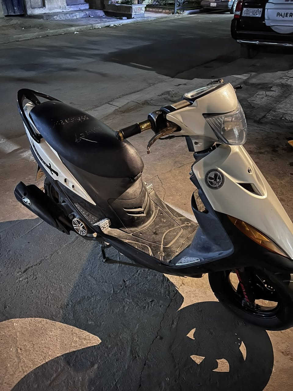 سلام عليك
ماكس عدله 120 مكينه بلادي كفرات موميزه بس بيه كسر 
بيه شلعه مكينه بلاديه بوشه 49 الاضويه شغاله البريك الخلفي شغال بس الامامي لا كيج البانزين شغال حلوه الدراجه وبل عافيه الياخده 
رايده بسعر 
(700)
وبيه مجال بسيط


**إذا كنت صاحب هذا الإعلان وتريد حذفه لأي سبب، رجاءا أرسل رسالة إلى الدعم الفني**