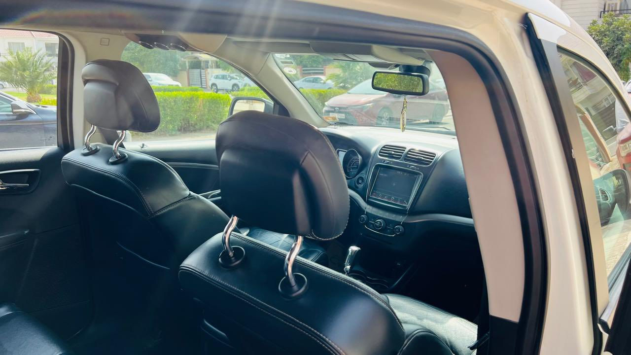 السلام عليكم
دوج جورني 2020   ابيض 
فئه كروز رود ( فول مواصفات)  سبعه راكب - ثلاث قطع تبريد مركزي - كامره خلفيه - حساسات - شاشه كبيره- فتحة سقف - مخابء سريه عدد٢- بضمة ابواب+ بصمة تشغيل- كشنات جلد + كشن السائق كهربائي - باقي التحكمات والمواصفات المعروفه 
السياره اربعه سلندر محرك 2400 
سياره بدون صبغ جملغ امامي مبدل بنفس الون بدون معجون وبدون ايرباك  
سياره جديده مكانها اربيل وماشيه ١٣٠ كيلو
***********
سعرها ١٦٥
