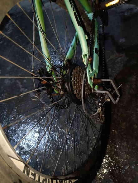 بايكسل جبلي ابو الطبقه شركة UPTEN
المكينة: 8 نمر وره و 3 كدام 
مكينتة وبريكاته من شركه شيمانو  
دبلات امامي وخلفي كما موضح بل صورة 
السعر : 120 الف 
رقم الهاتف : ***********
