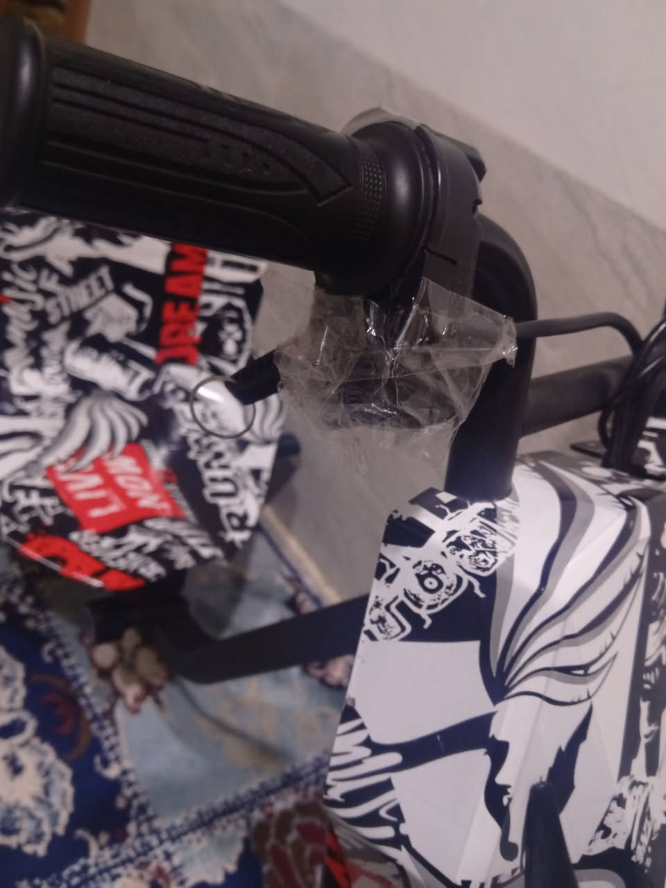 السلام عليكم 
سكوتر درفت
 بطاريات ليثيوم 
بي فقط قطعة مفلوتة يم اليدة بس مثبتة ما عليها شي 

رايده ب 120 الف قفل 
مكاني الموصل حي الحدباء عندي توصيل ايسر فقط 
رقم 
***********
