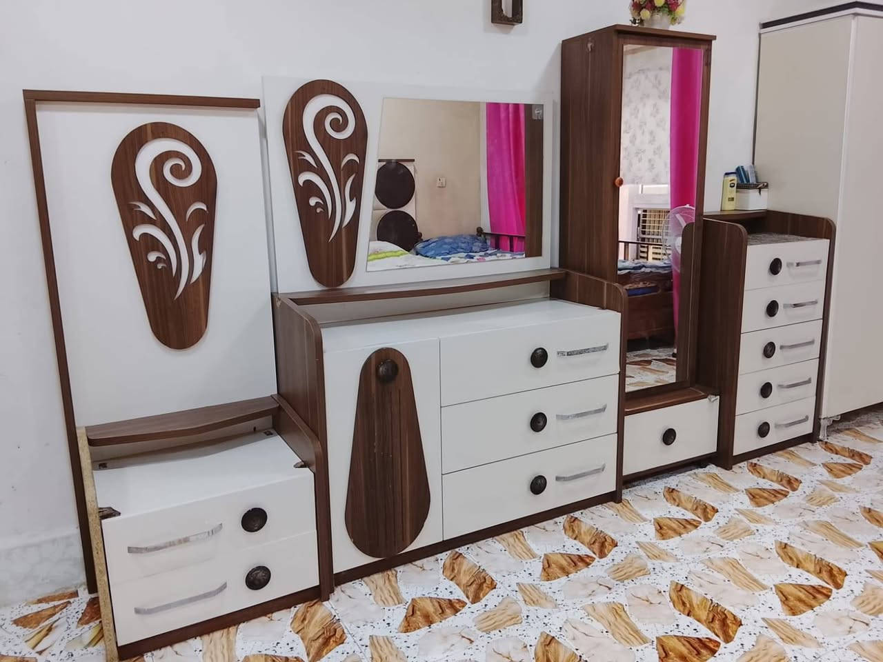غرفه نوم ٨قطع شويه يرادله ترتيب مثل ما واضح بالصوره مو تجي وتكول بيه كسر شي. هاي الموجود السعر. ٣٢٥ الف بي مجال


**إذا كنت صاحب هذا الإعلان وتريد حذفه لأي سبب، رجاءا أرسل رسالة إلى الدعم الفني**