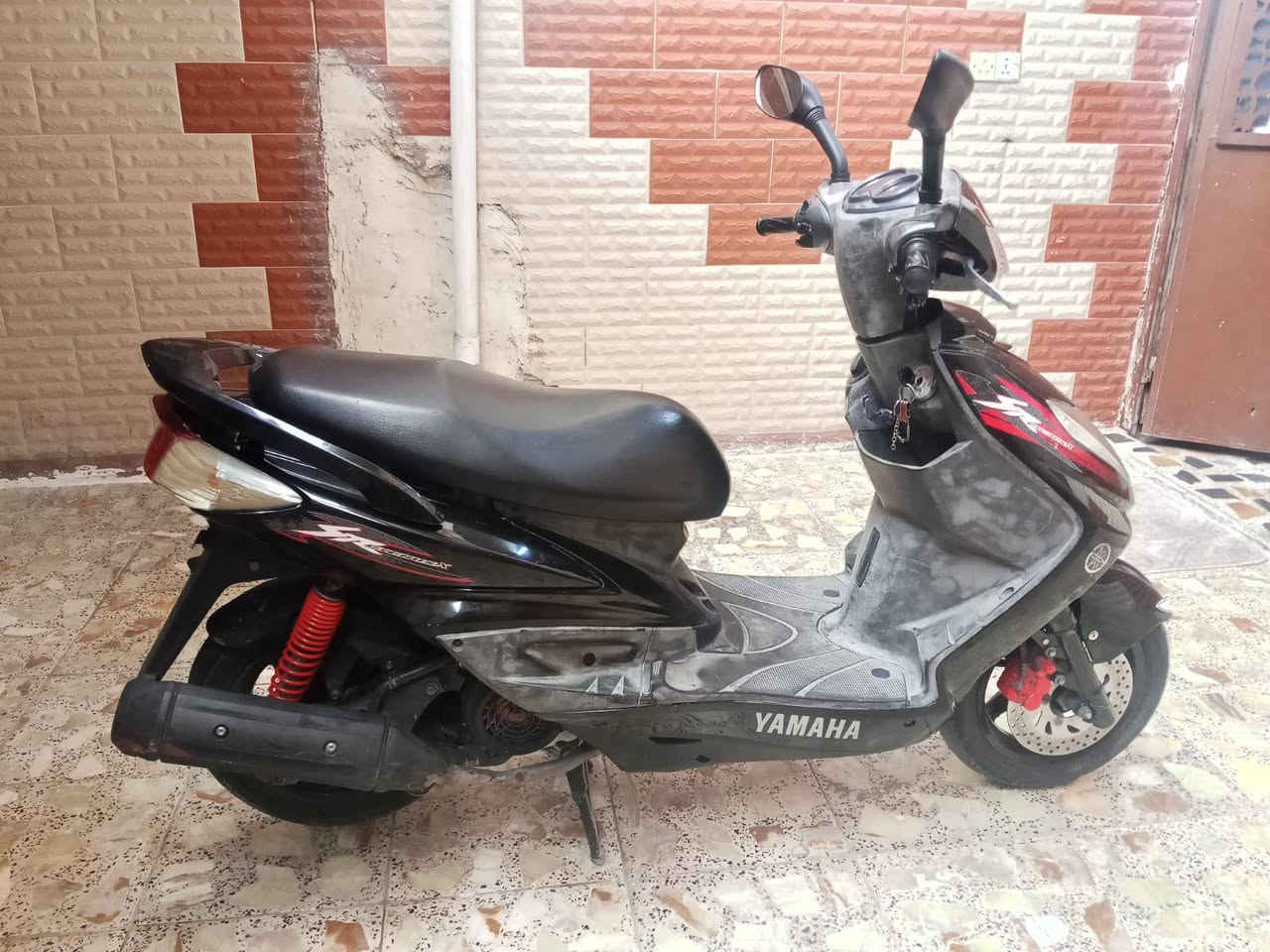 السلام عليكم
دراجة سنكس فحل ياباتي جديدة 
سرعة 140 خطين نوزل اسلف بلادي 
ستاند كهرباي حساس وراقها ابسمي 
قبق بانزين نفخ عداد كتروني 
مكفوله كفاله عامه من كلشي 
شراي يتصل ***********
شرط جيب فيتر وتعال فحص
