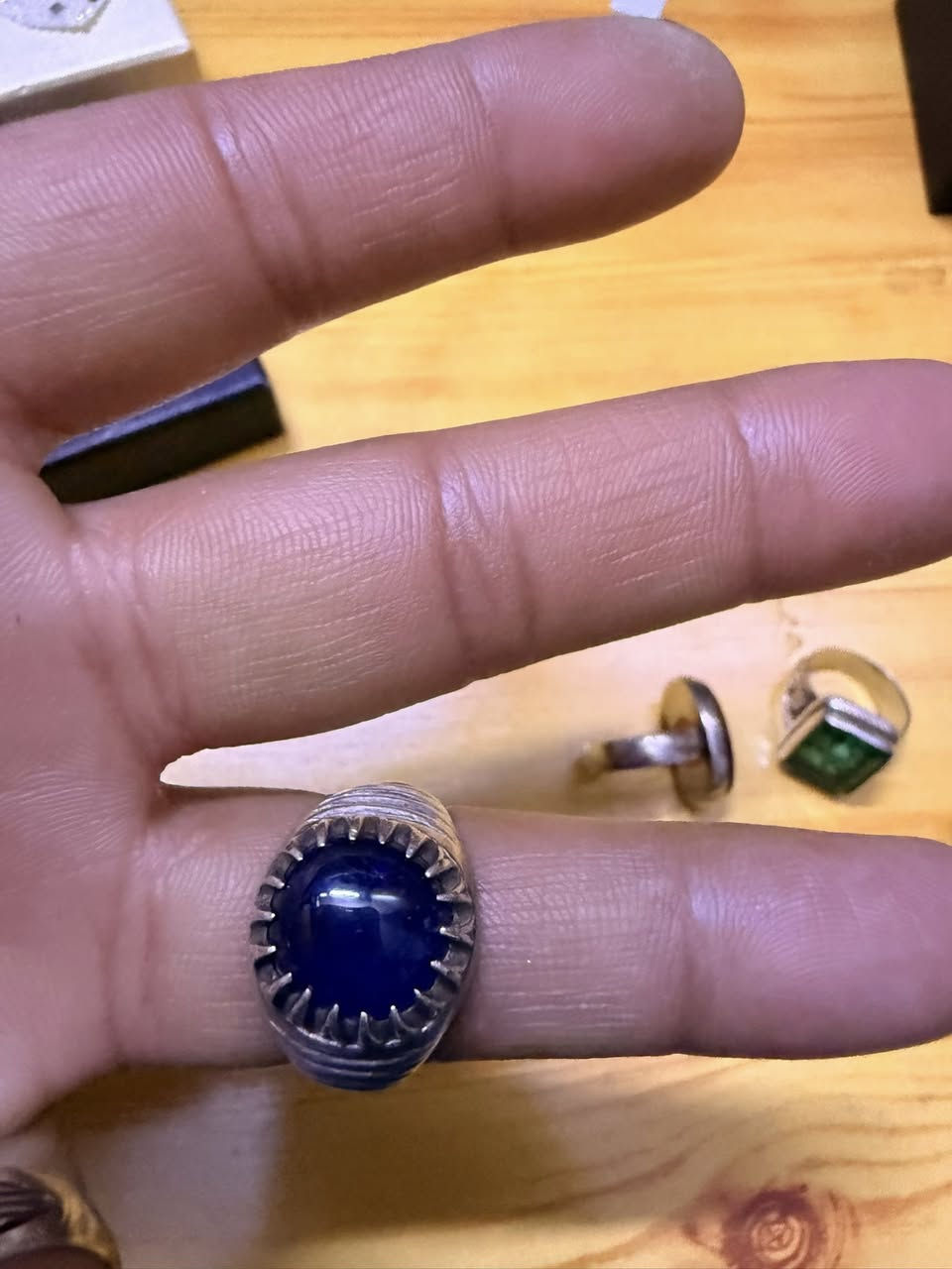 سلام عليكم خواتم فضة للبيع بسعر مناسب الي جاد يأخذ سكرين للخاتم ويجي خاص اني لا بياع شراي ولا مصلحتي هذي الخواتم مالاتي الشخصية اعتازيت فلوس ودا أبيعهن لي يعجبك كلي بي وميكون خاطرك الة طيب 
أسعارهن معروفات شوف شنو لي يناسبك وبعينيّ منتظر 
***********
اني بغداد شارع فلسطين ولا يوجد توصيل
