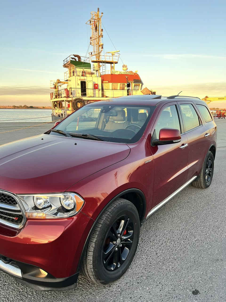 📣 (ما شاء الله) - للبيع وحش الطريق: Dodge Durango R/T الخليجي
للراغبين بالهيبة والأداء والقوة، سيارة عائلية وبنفس الوقت رياضية، "دوج دورانجو" فئة R/T الأصلية، بمواصفات خليجية مميزة ومعتنى بها جداً.
📋 تفاصيل المركبة:
• سنة الصنع: 2013.
• المواصفات: خليجي (تتحمل أجواءنا وحرارة الصيف).
• المحرك: HEMI 5.7L (محرك جبار وأداء رياضي).
• نظام الدفع: 4WD (فور ويل) جاهزة لكل الطرق.
• اللون: عنابي ملكي (نظافة ولمعة مميزة).
• العداد: 170 ألف كم (حقيقي).
• اللوحات: بغداد (الرقم الألماني الجديد) - السيارة بأسمي والتحويل مباشر.
🛠️ التفاصيل الميكانيكية (السيارة منفوضة نفض):
السيارة ما محتاجة أي مصاريف، "دق سلف وتوكل" بفضل الإدامة الأخيرة:
• الحدادية: تم تبديل كل القطع الاستهلاكية (100% جاهزة).
• منظومة الوقود: مسطرة نوزلات جديدة + عبوة بنزين جديدة.
• الأداء: تبديل بلاكات "ريسنك" أصلية قبل أقل من شهر (استجابة سريعة للمحرك).
• الإطارات: تخم تاير جديد (عمر شهرين فقط) مع ويل 18 بلادي.
• الكهربائيات: بطارية جديدة + تبريد ثلج (مركزي).
💎 الإضافات والمميزات:
• النظام الصوتي: سستم صوت مطور وجديد (نقاء وقوة).
• المرايا: مري شفط بلادية.
• المواصفات الداخلية: كشنات جلد، شاشة كبيرة، كاميرا خلفية، حساسات، فتحة سقف، تشغيل عن بعد.
🔎 ملاحظات البدي (للشفافية):
• المدكر الأمامي (معدل بارد فقط بدون صبغ).
• أثر خياس بسيط جداً في أسفل الباب الخلفي الأيمن.
• السيارة بصورة عامة قوية جداً وما بيها أي نقص داخلي أو ميكانيكي.
💵 السعر والمعلومات:
• السعر المطلوب: 180 ورقة (18,000$).
• مكان التواجد: البصرة.
• للاتصال: ***********
ملاحظة: السيارة للمستخدم اللي يدور راحة بال وهيبة، وما يحتاج يروح للصناعية
