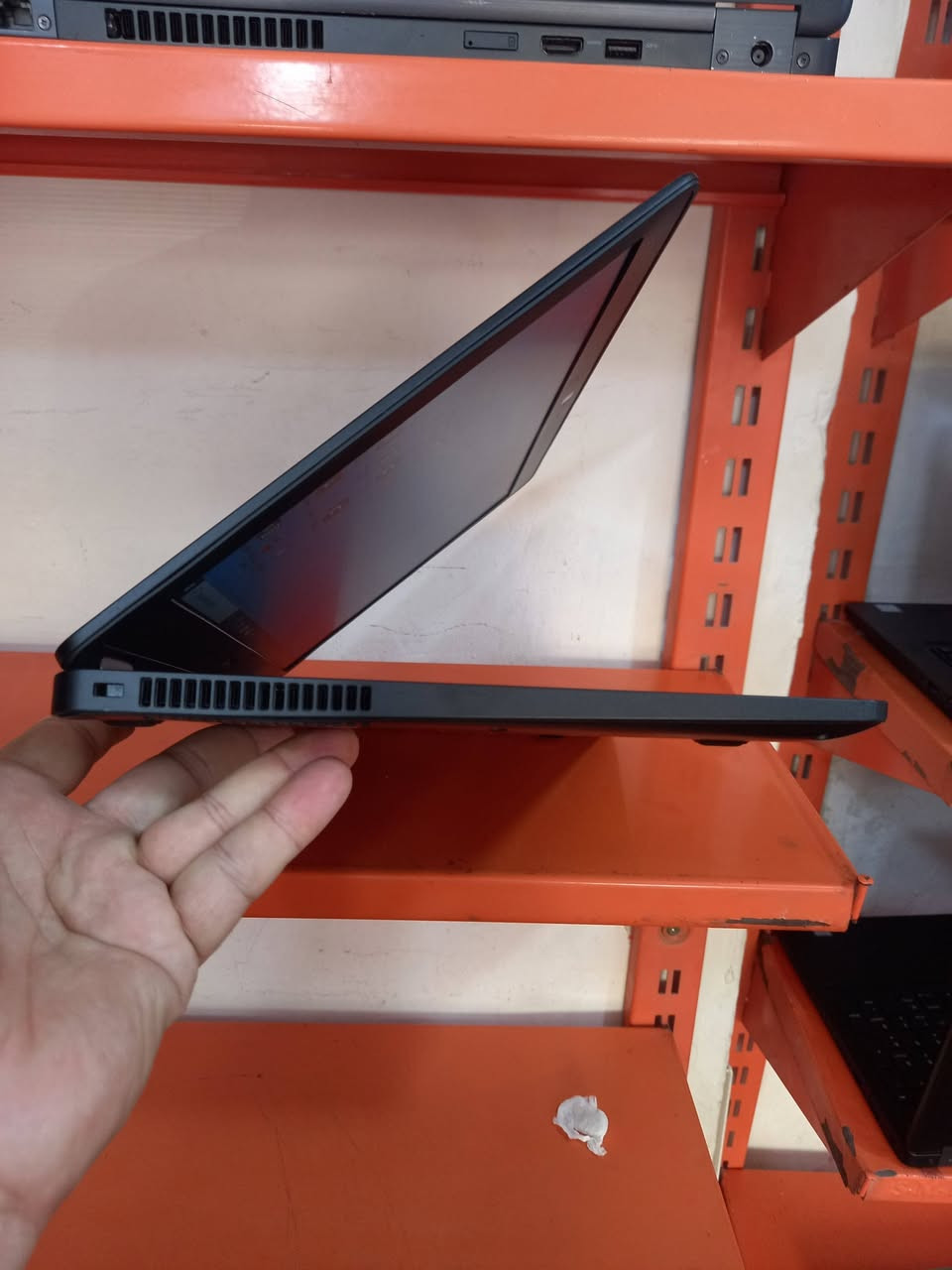 لابتوب دل dell 
الجيل السادس
المعالج كور اي 5 الجيل 6
الهارد    256 ssd 
الرام 8.  ddr4 
كارت الشاشة  4  شير 
حجم الشاشة  14 
الشاحنة اصلية 
يحتوي على منفذ تايب سي للشحن او نقل البيانات
نظام التشغيل ويندوز 10 عربي انكليزي 
الملحقات شاحنة وجنطة 
السعر  180
***********
***********
يوجد توصيل

متوفر 
تتوفر مجموعة لابتوبات بأسعار مناسبة ومواصفات
