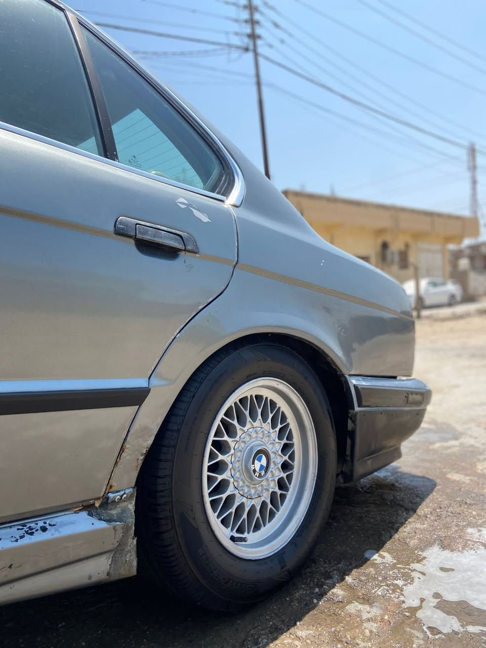 السلام عليكم BMW 525i  موديل ١٩٩١ مسكر عدله كهربائيات كله شغال كير جديد تخم وياله جدد هو وتايرات جديد سلايد شغال   حداديه جديد 100%    امامي خلفي قاعدة فيتبم كامله بيه طخه بالجاملغ الخلفي كما موضح بالصوره سيارة باسمي رقم بابل انكليزي الجديد سنويه ل2030 السعر 45 وبيه  مجال رقم الهاتف *********** العنوان حله مركز  بيع او مراوس ب إيراني سمند او بيجو بارص  خصوصي من بابل حصراً
